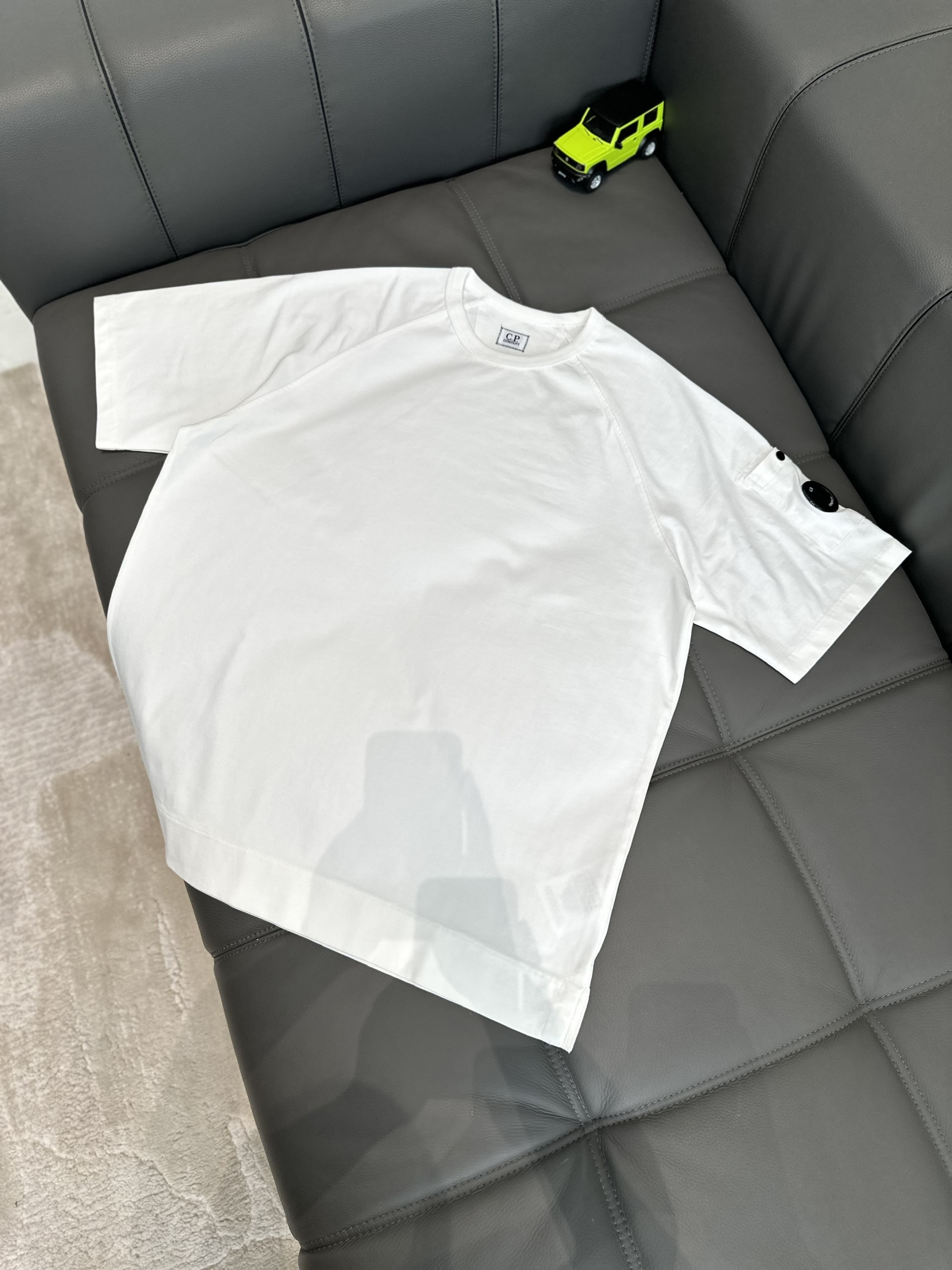 Áo phông T shirt Caras bo viền vai túi khóa tay Like Auth S-M VTN\TRẮNG