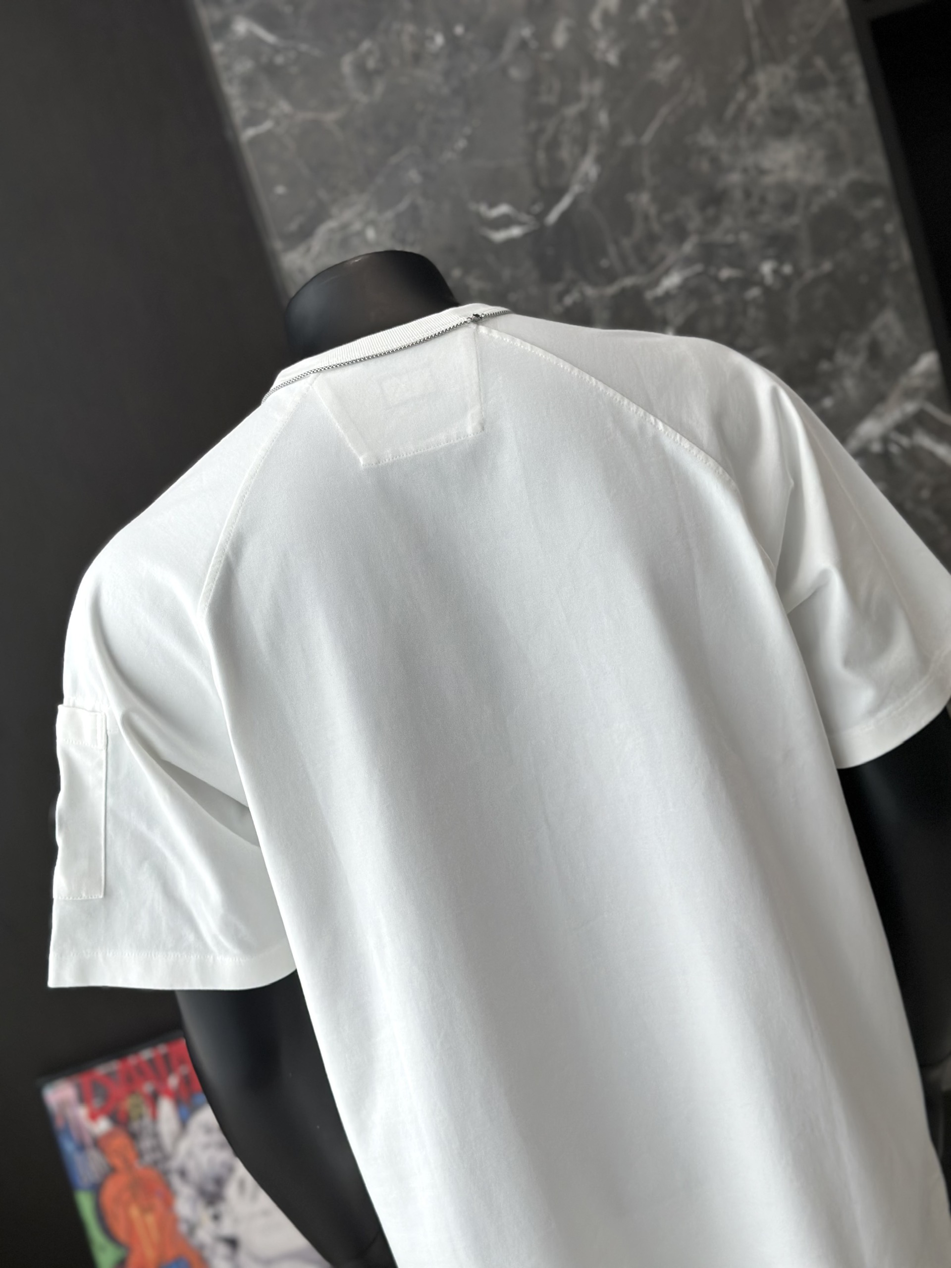 Áo phông T shirt Caras bo viền vai túi khóa tay Like Auth S-M VTN\TRẮNG