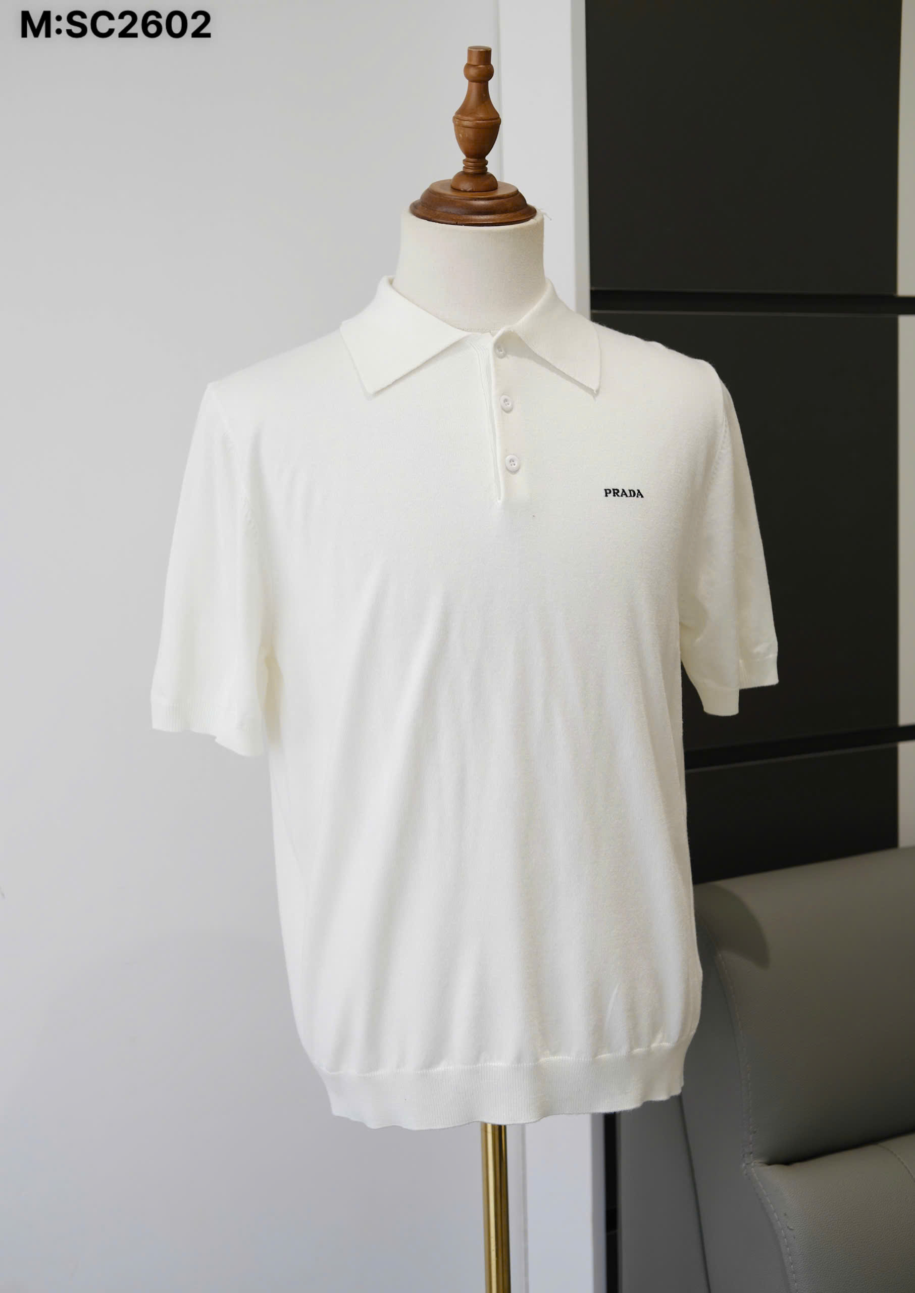 Áo polo Prada logo thêu ngực Like Auth S-L DDT\Trắng