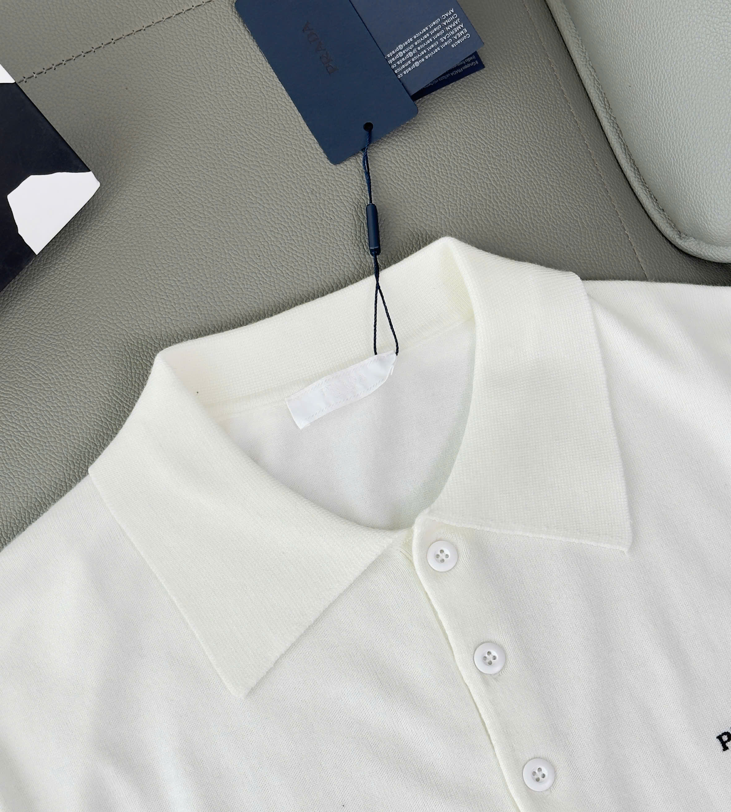 Áo polo Prada logo thêu ngực Like Auth S-L DDT\Trắng