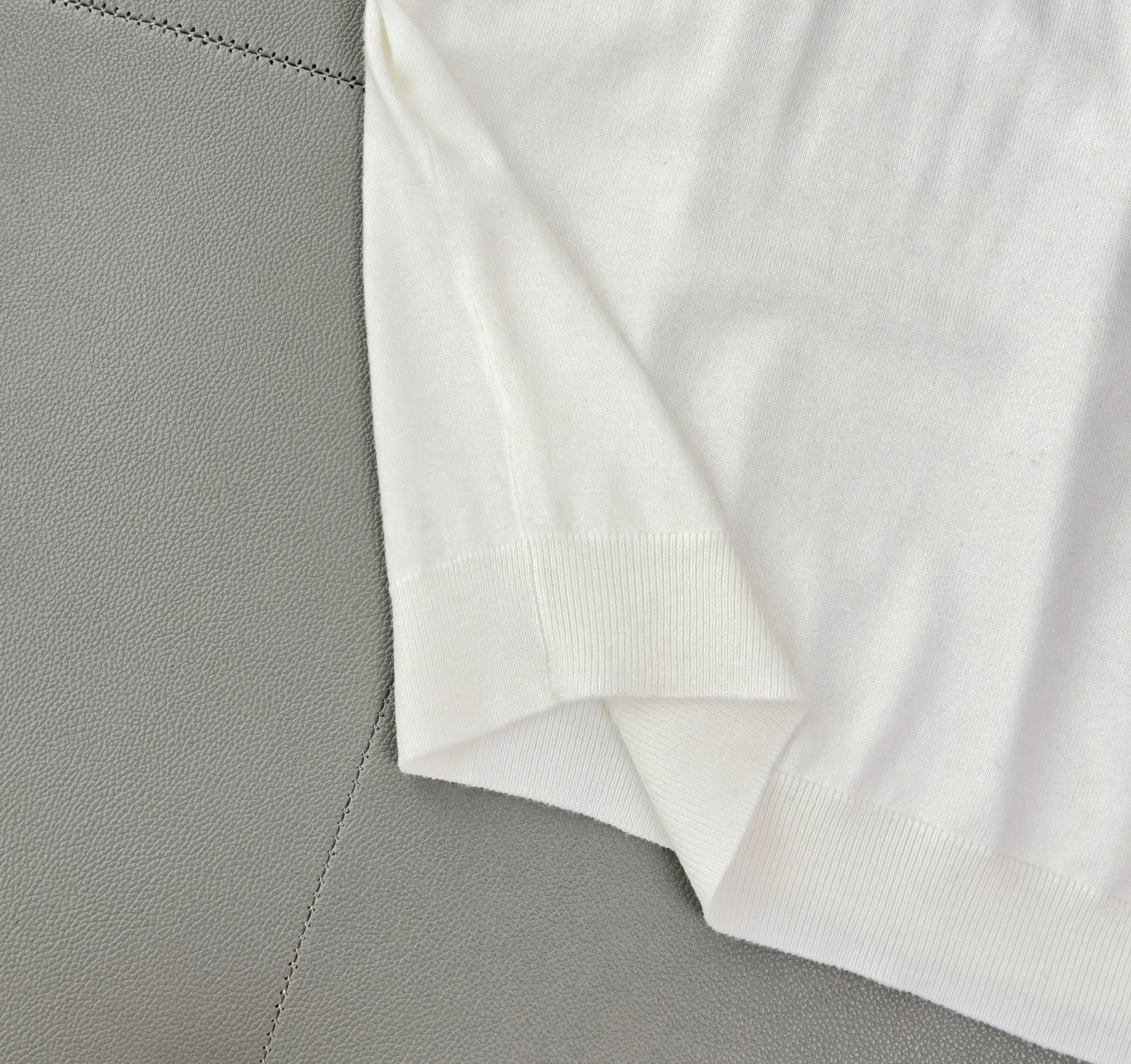 Áo polo Prada logo thêu ngực Like Auth S-L DDT\Trắng