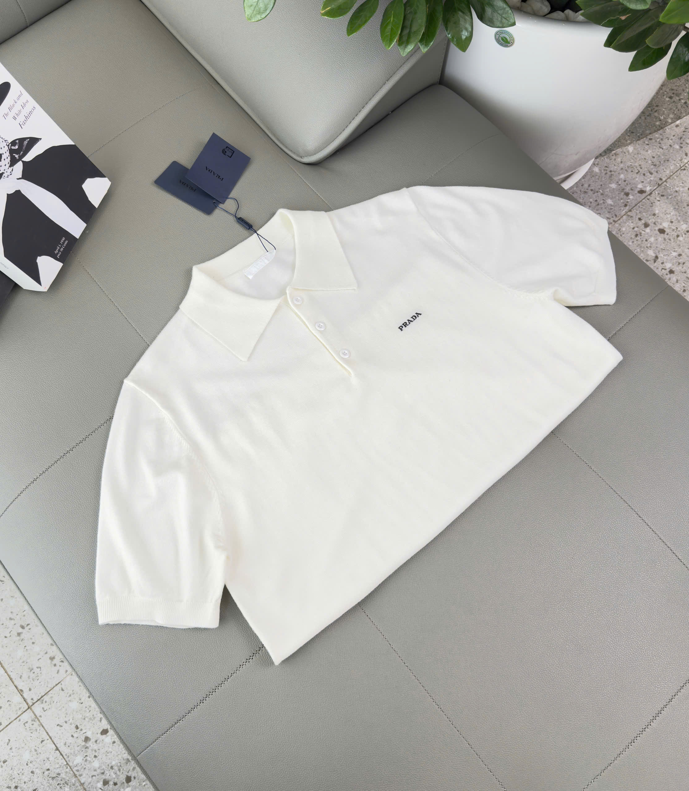 Áo polo Prada logo thêu ngực Like Auth S-L DDT\Trắng