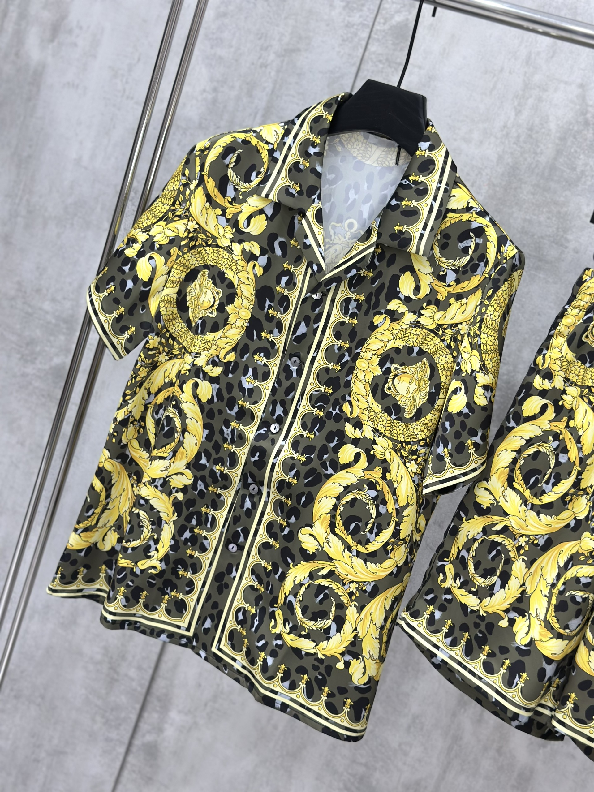 Set bộ lụa hè Versace VS họa tiết quý tộc Like Auth M-XL VTN\Vàng