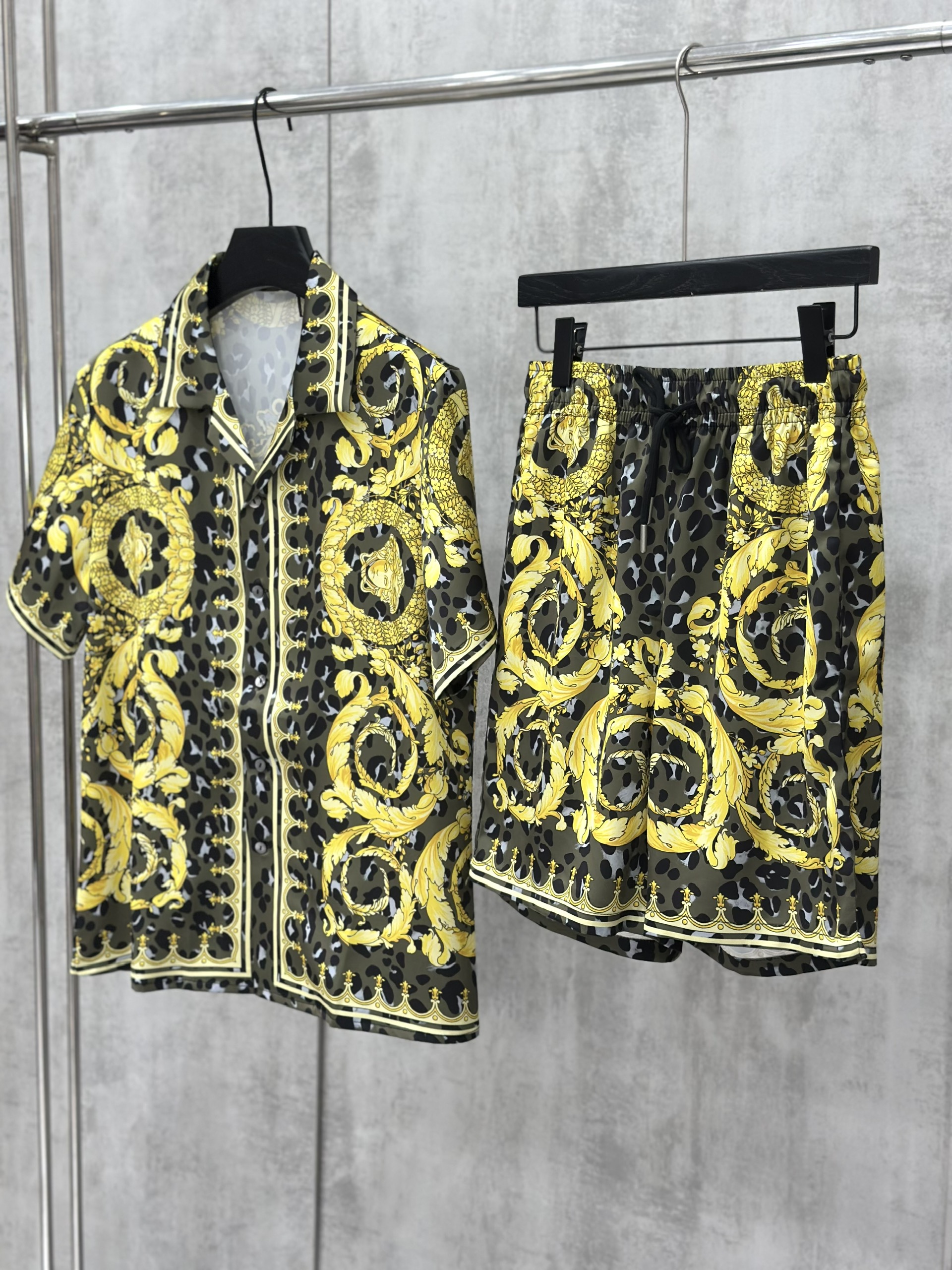 Set bộ lụa hè Versace VS họa tiết quý tộc Like Auth M-XL VTN\Vàng