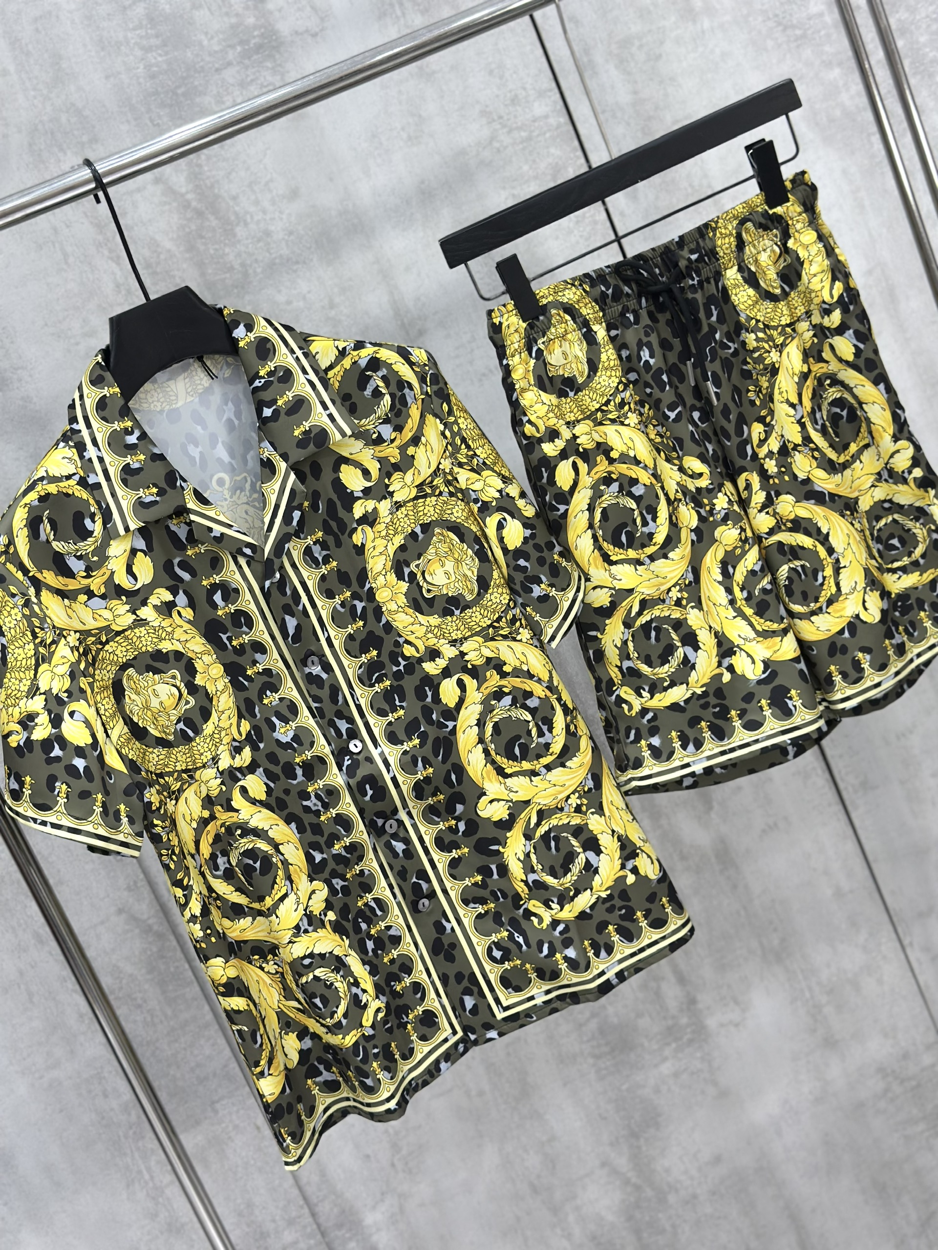 Set bộ lụa hè Versace VS họa tiết quý tộc Like Auth M-XL VTN\Vàng