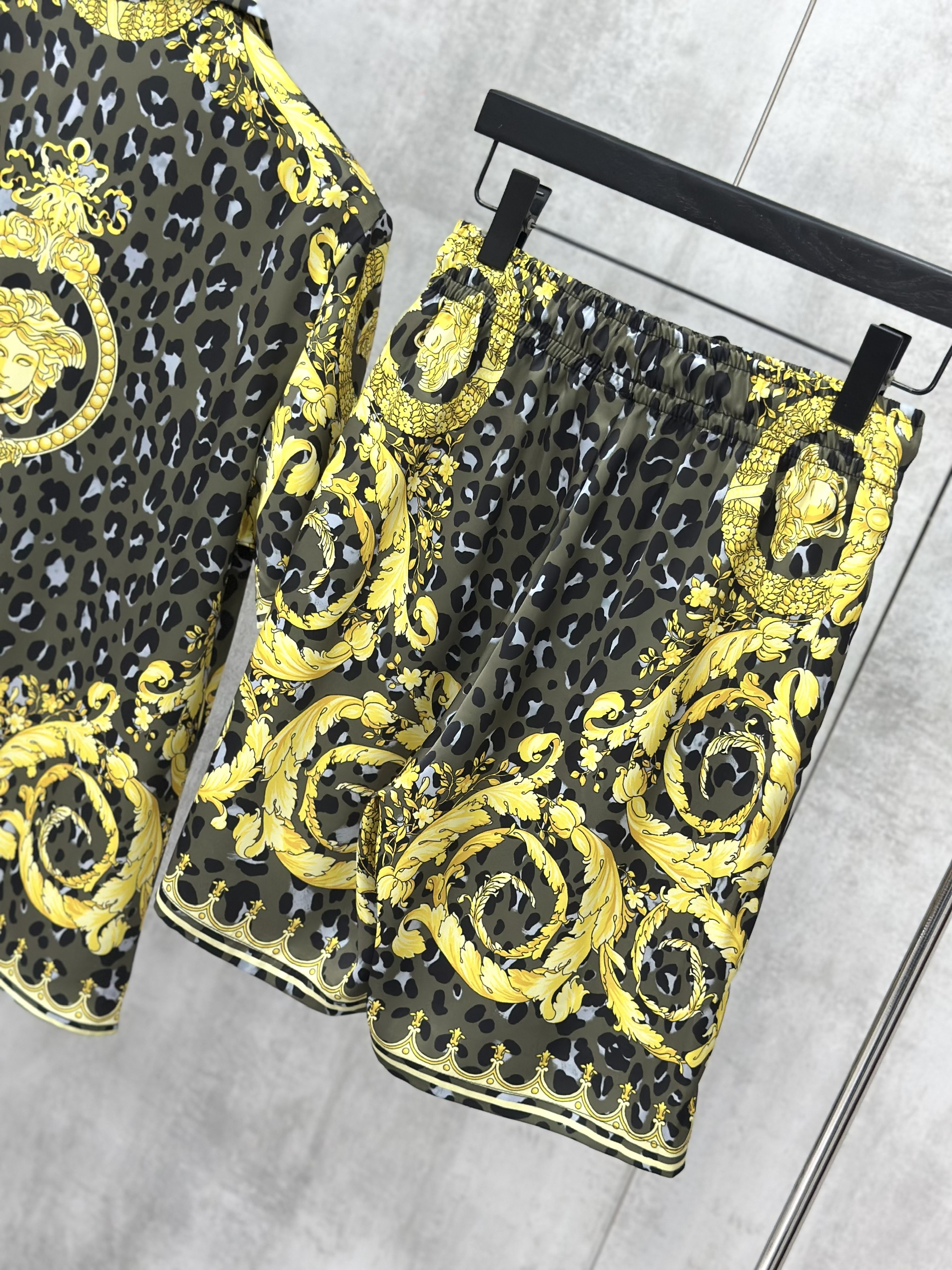 Set bộ lụa hè Versace VS họa tiết quý tộc Like Auth M-XL VTN\Vàng
