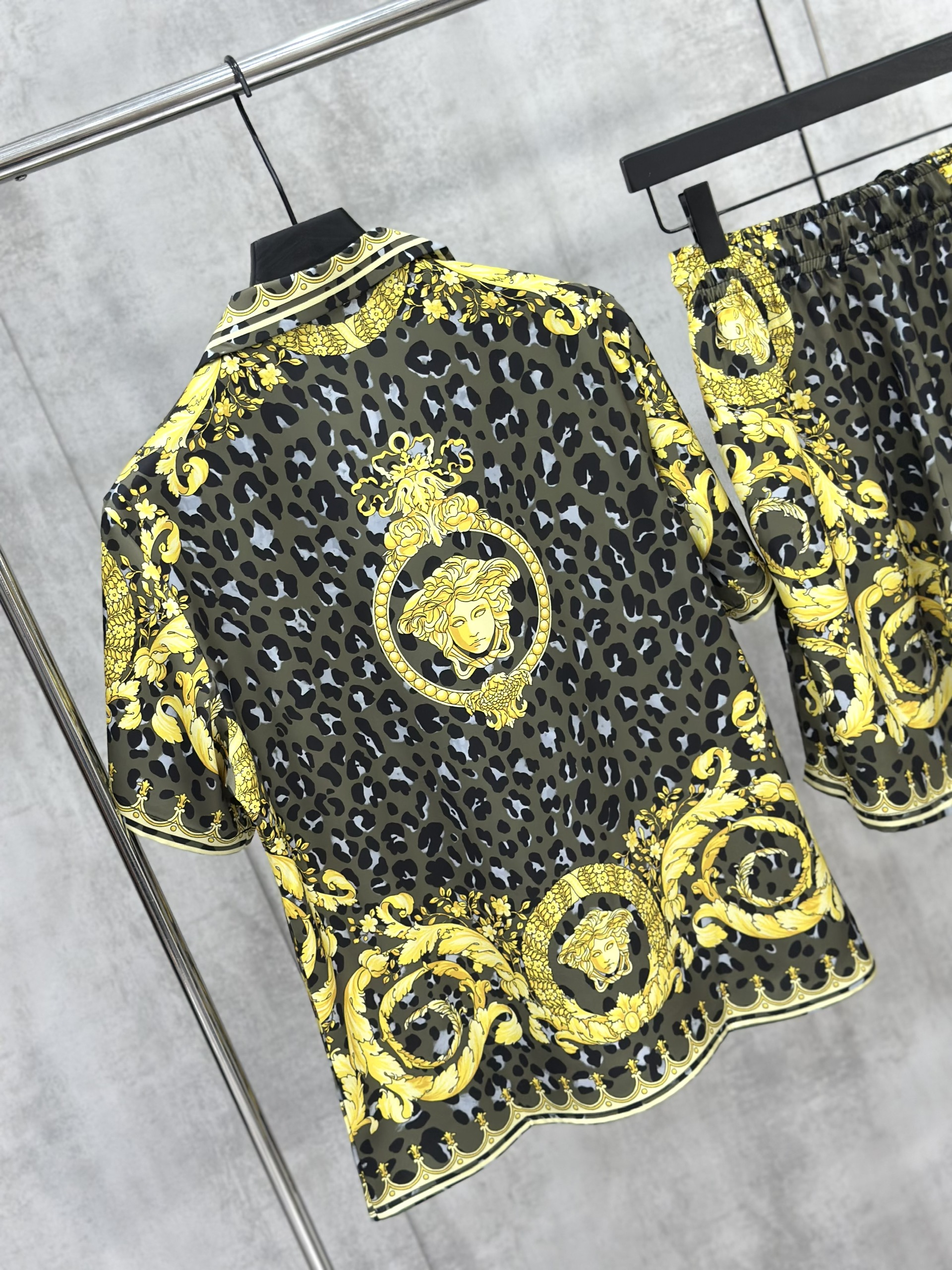 Set bộ lụa hè Versace VS họa tiết quý tộc Like Auth M-XL VTN\Vàng
