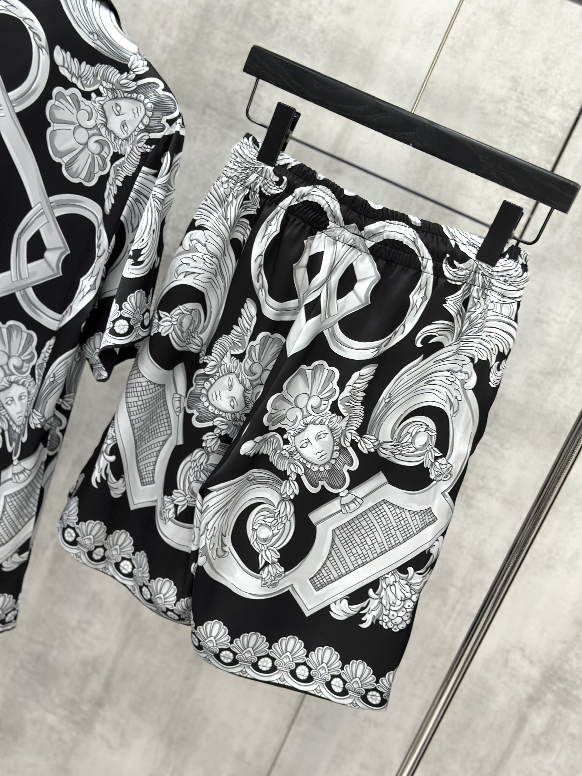 Set bộ lụa hè Versace VS họa tiết quý tộc Like Auth M-XL VTN\Đen Trắng