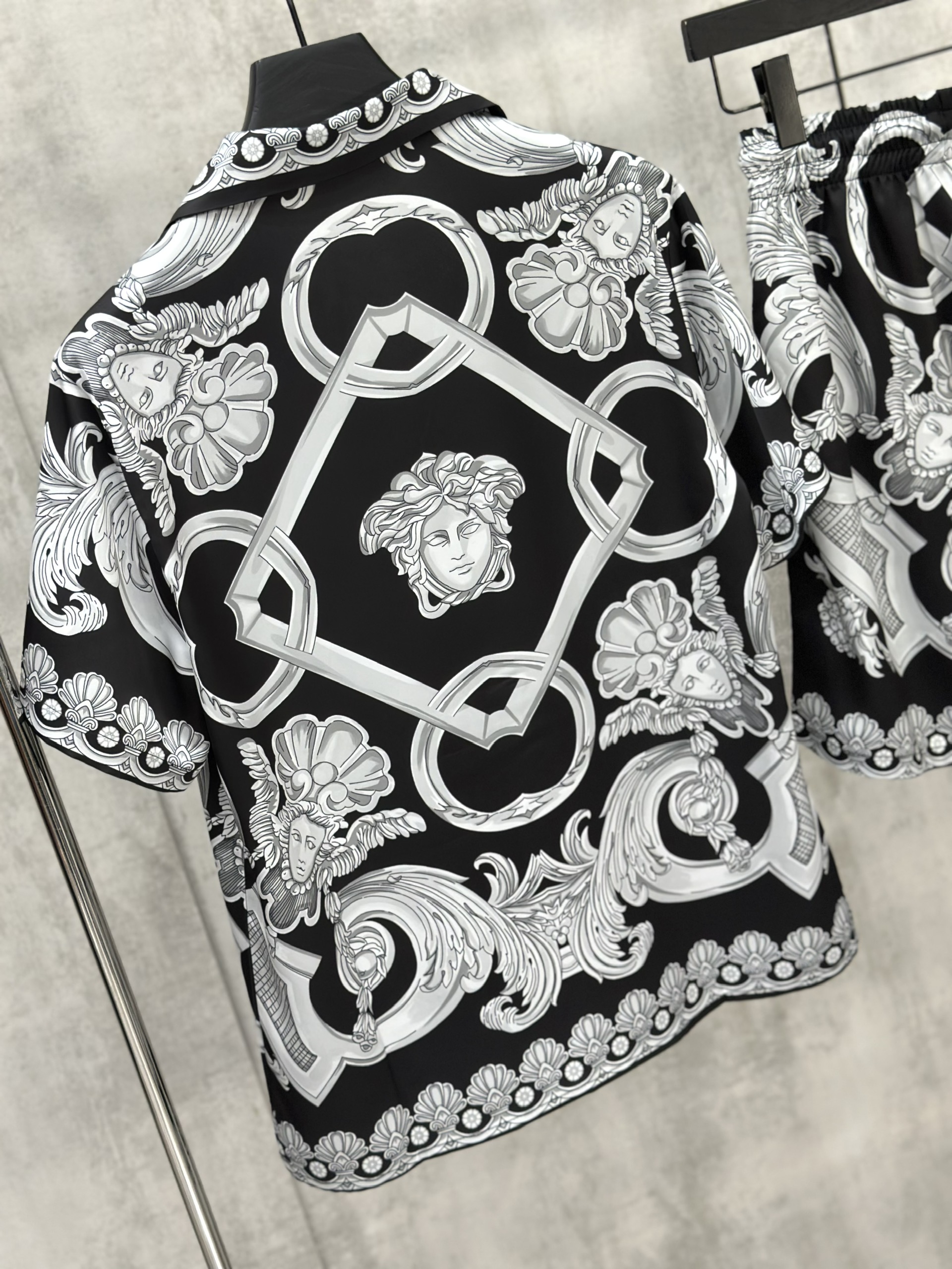 Set bộ lụa hè Versace VS họa tiết quý tộc Like Auth M-XL VTN\Đen Trắng
