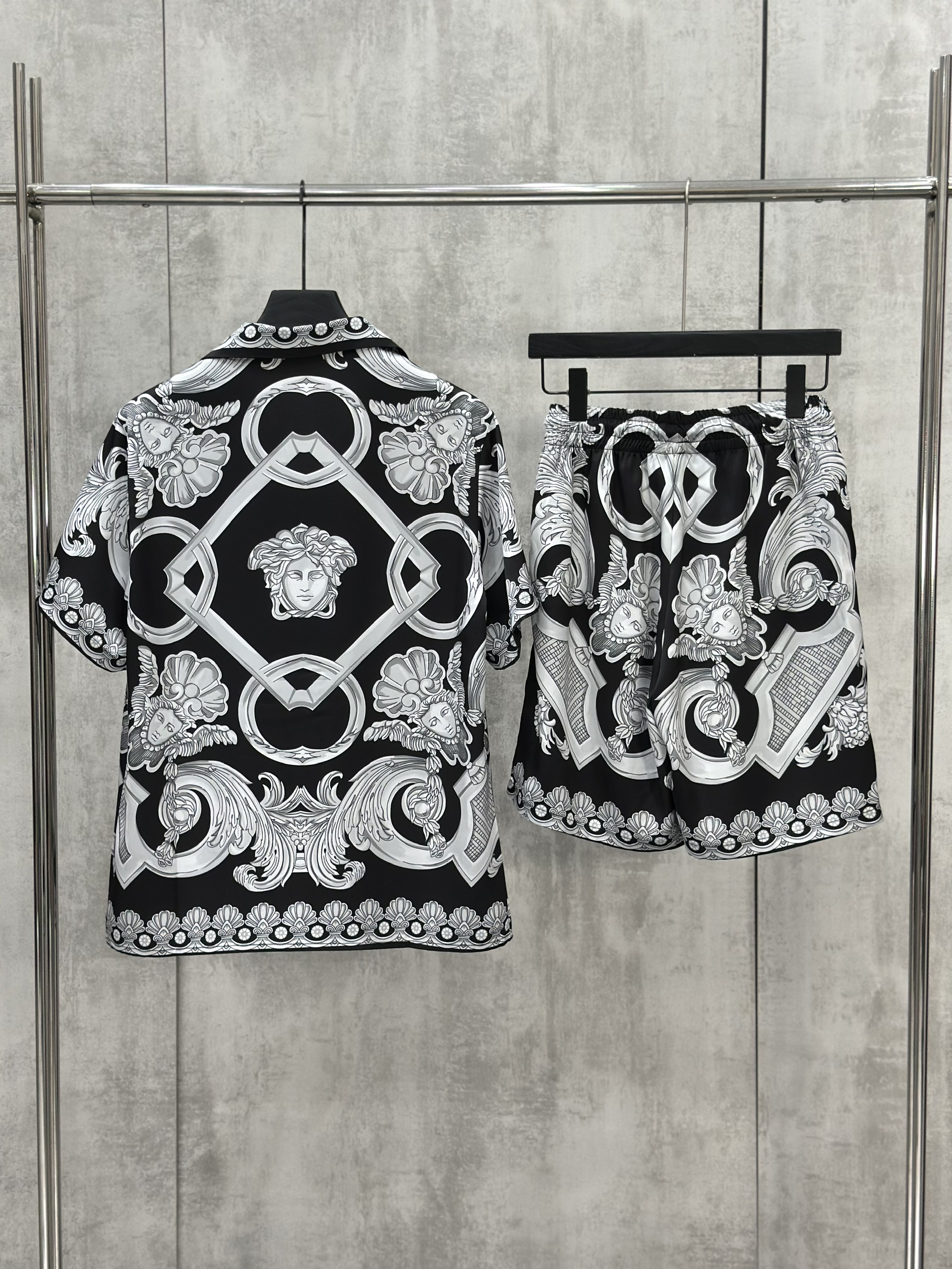 Set bộ lụa hè Versace VS họa tiết quý tộc Like Auth M-XL VTN\Đen Trắng