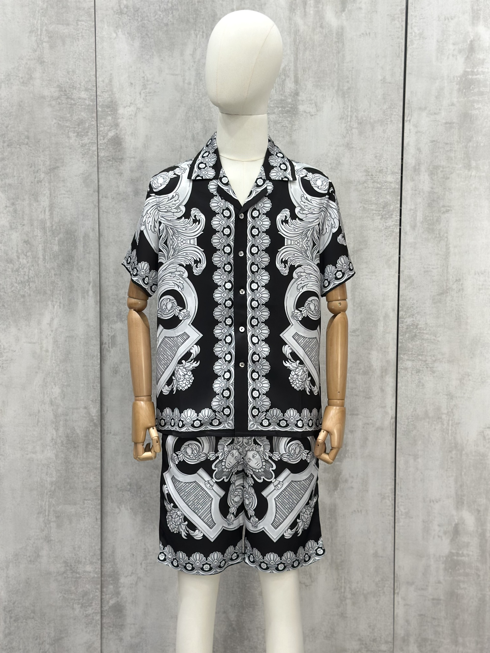 Set bộ lụa hè Versace VS họa tiết quý tộc Like Auth M-XL VTN\Đen Trắng