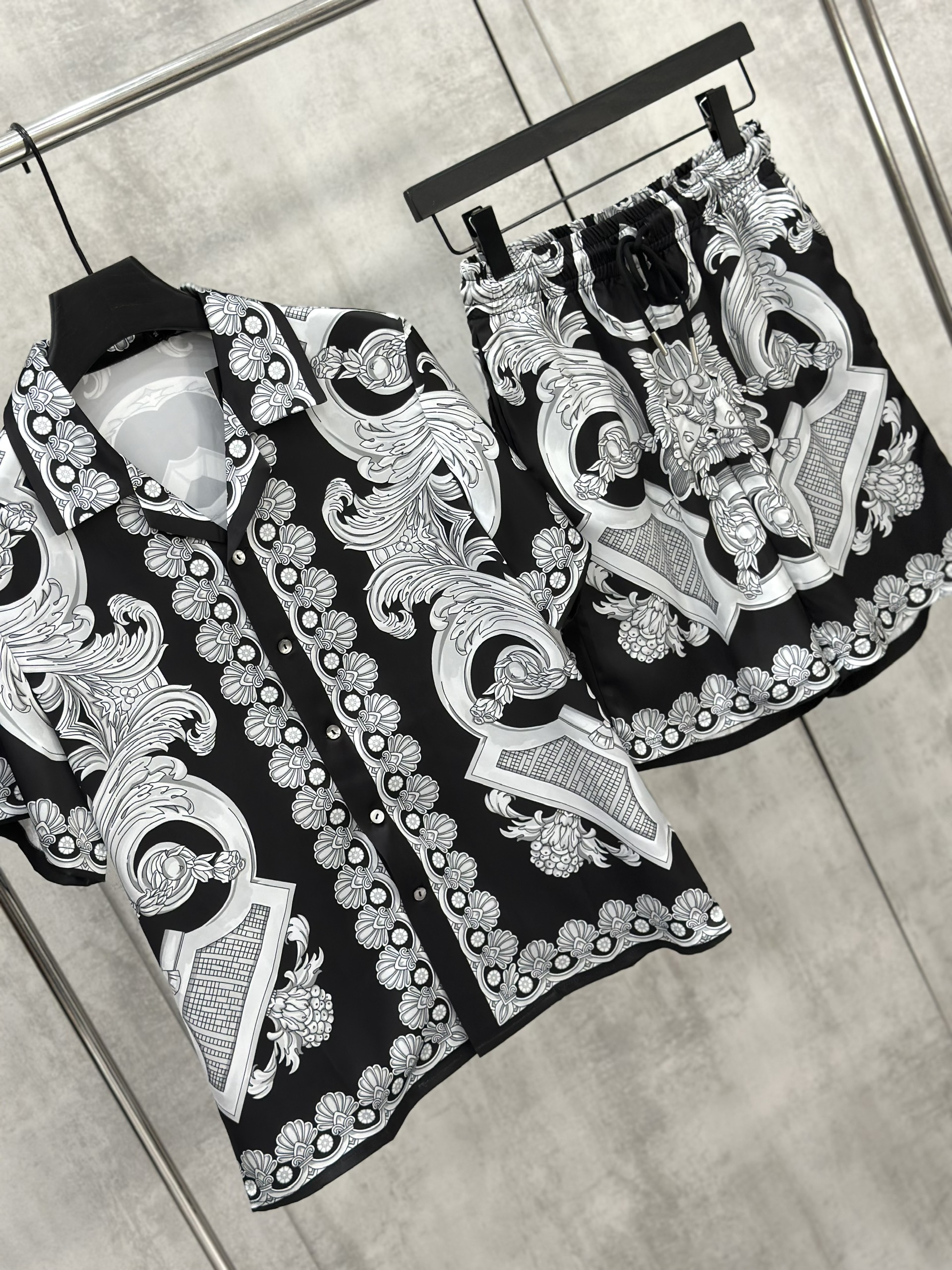 Set bộ lụa hè Versace VS họa tiết quý tộc Like Auth M-XL VTN\Đen Trắng