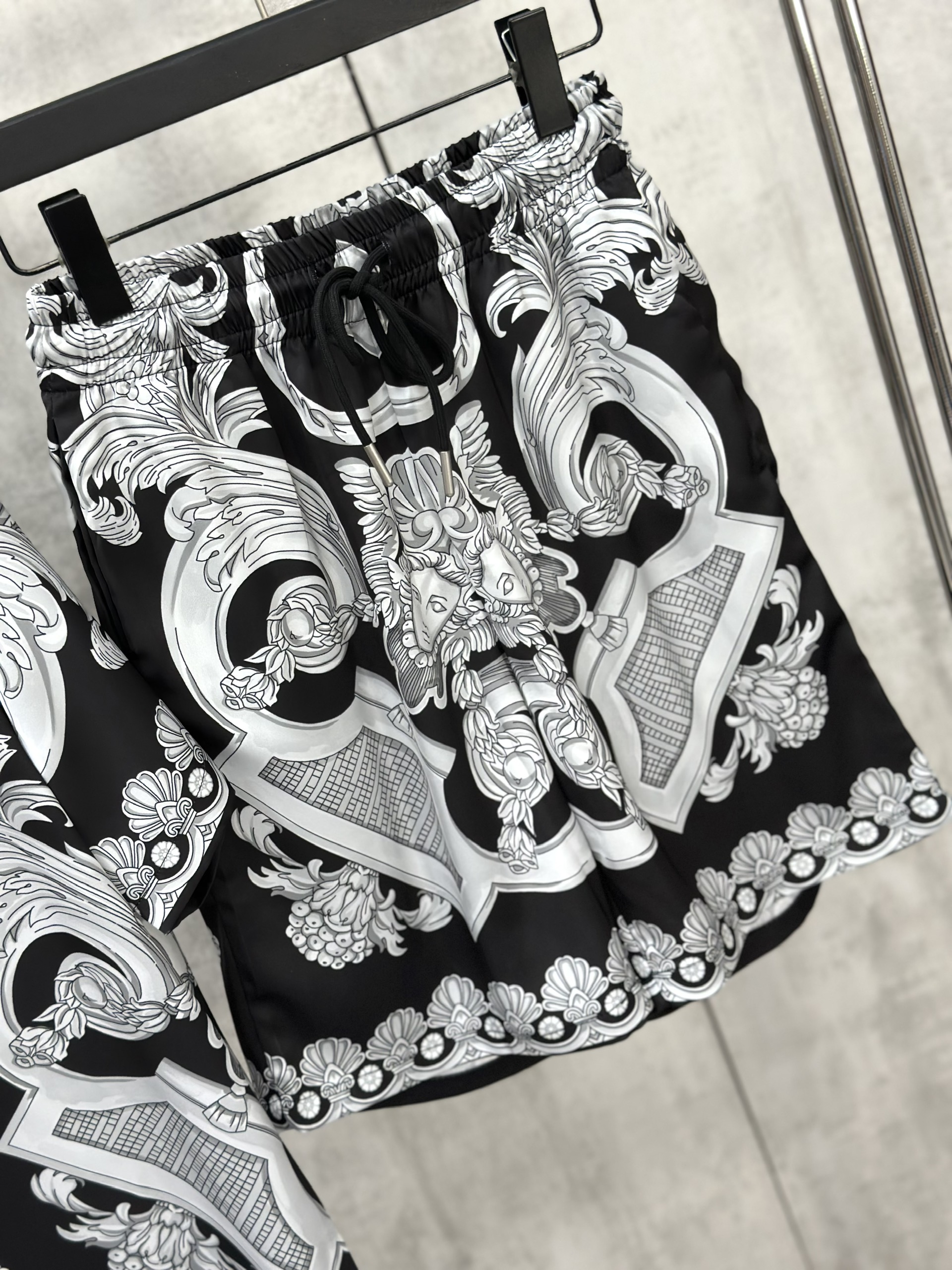 Set bộ lụa hè Versace VS họa tiết quý tộc Like Auth M-XL VTN\Đen Trắng