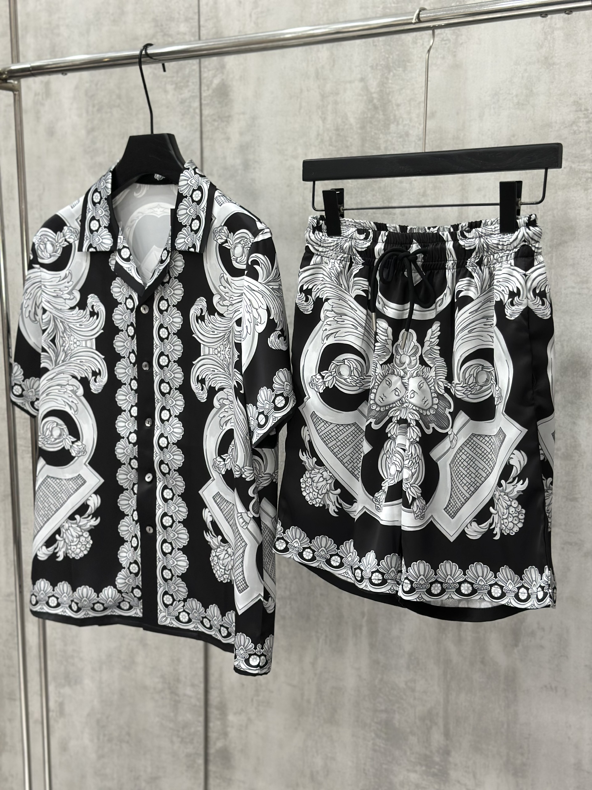 Set bộ lụa hè Versace VS họa tiết quý tộc Like Auth M-XL VTN\Đen Trắng