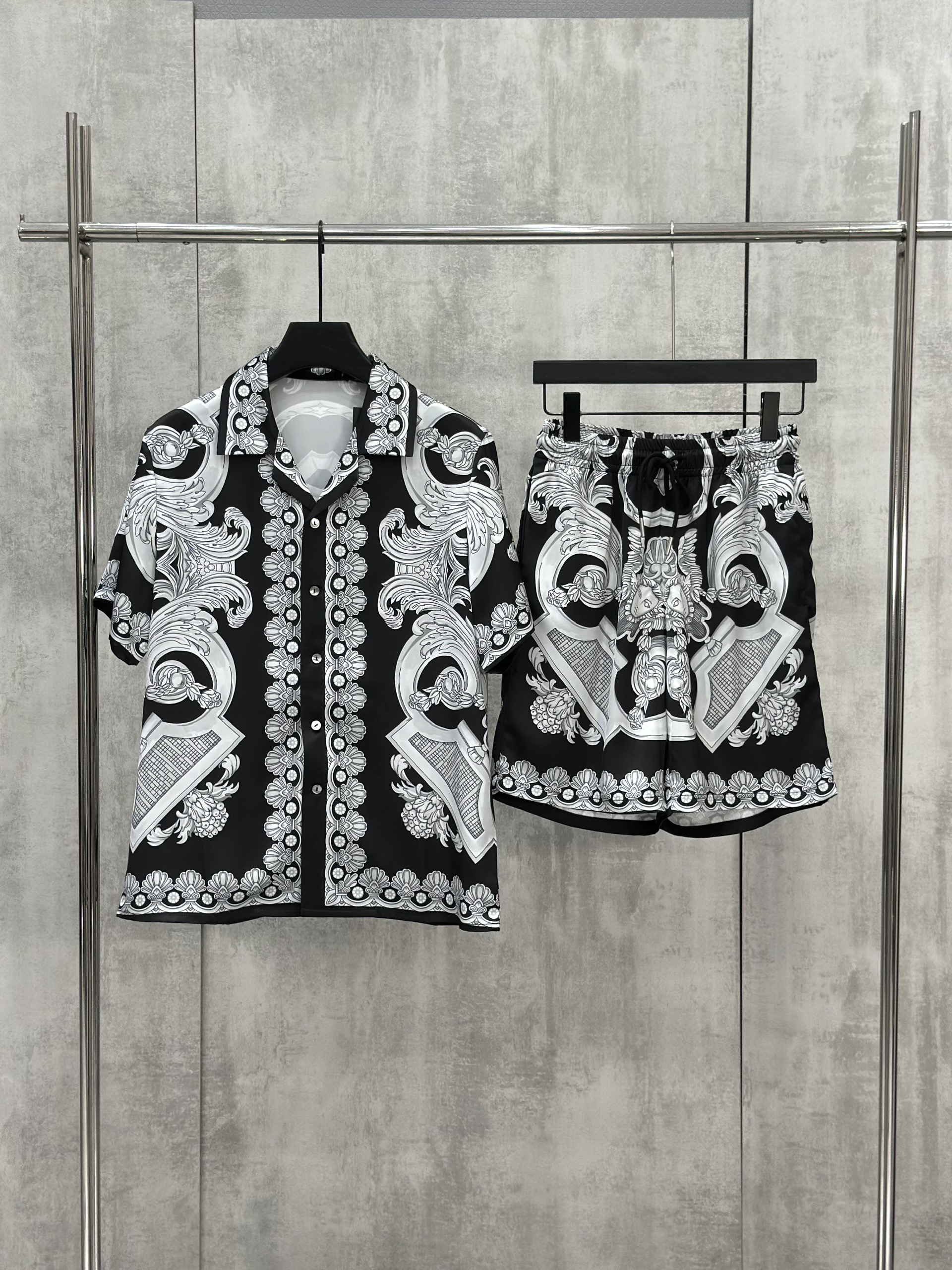 Set bộ lụa hè Versace VS họa tiết quý tộc Like Auth M-XL VTN\Đen Trắng