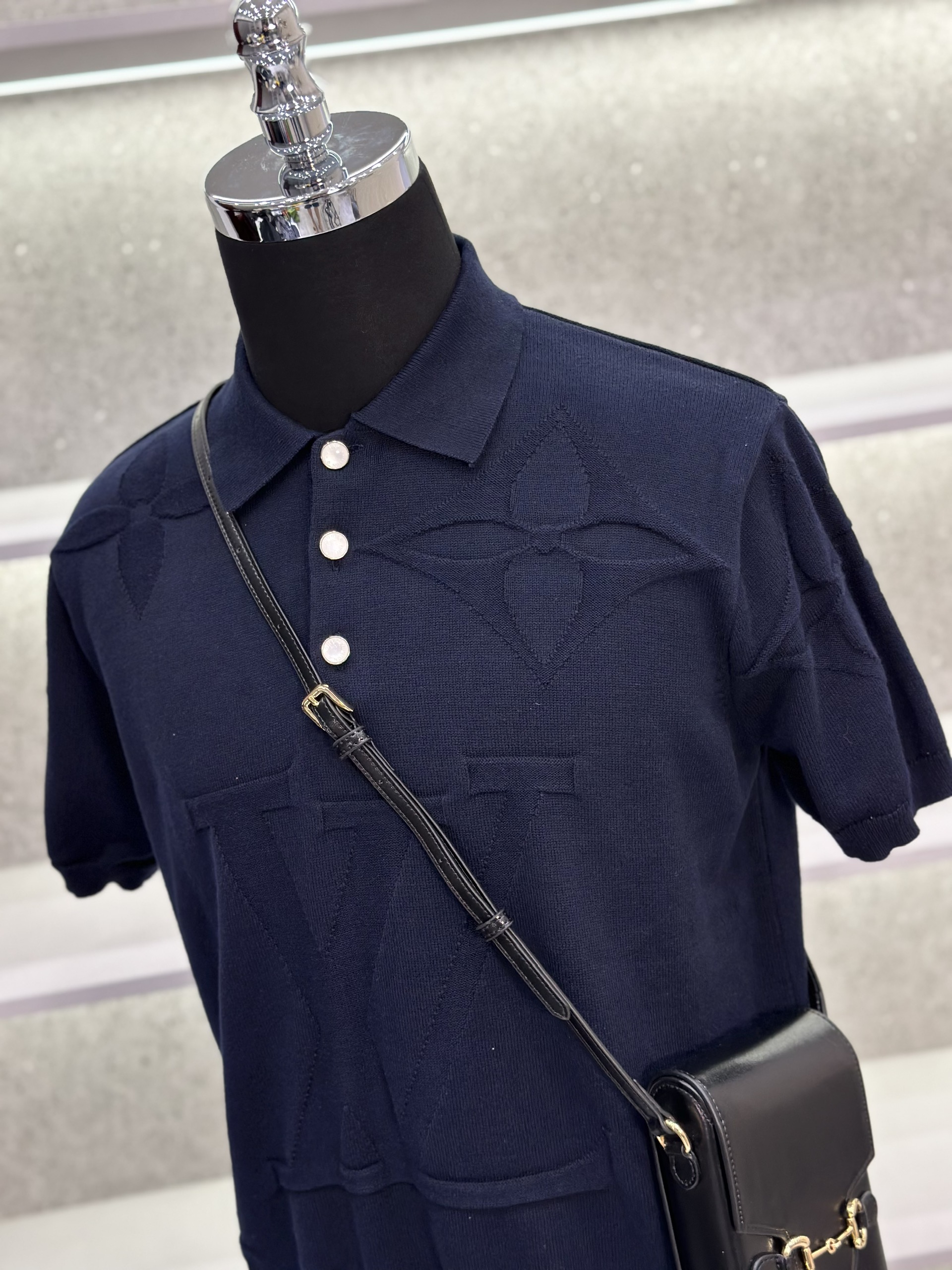 Áo polo Louis Vuitton LV họa tiết hoa vân logo LV dập nổi Like Auth 1-1 on web VTN