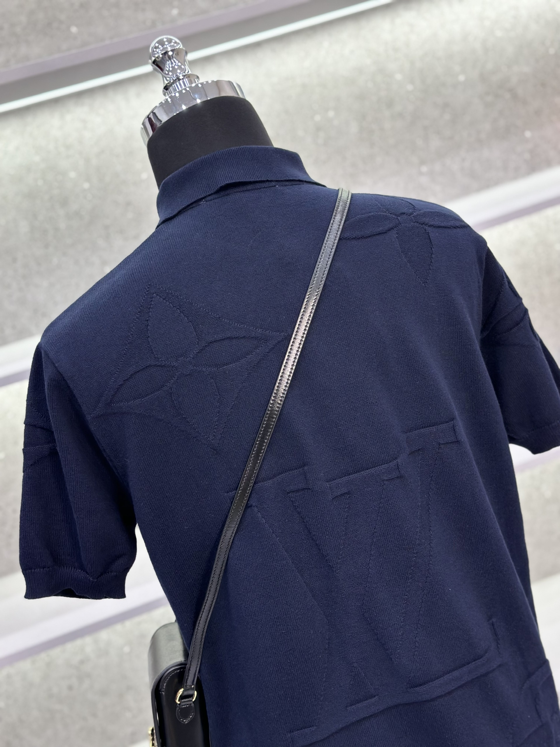 Áo polo Louis Vuitton LV họa tiết hoa vân logo LV dập nổi Like Auth 1-1 on web VTN