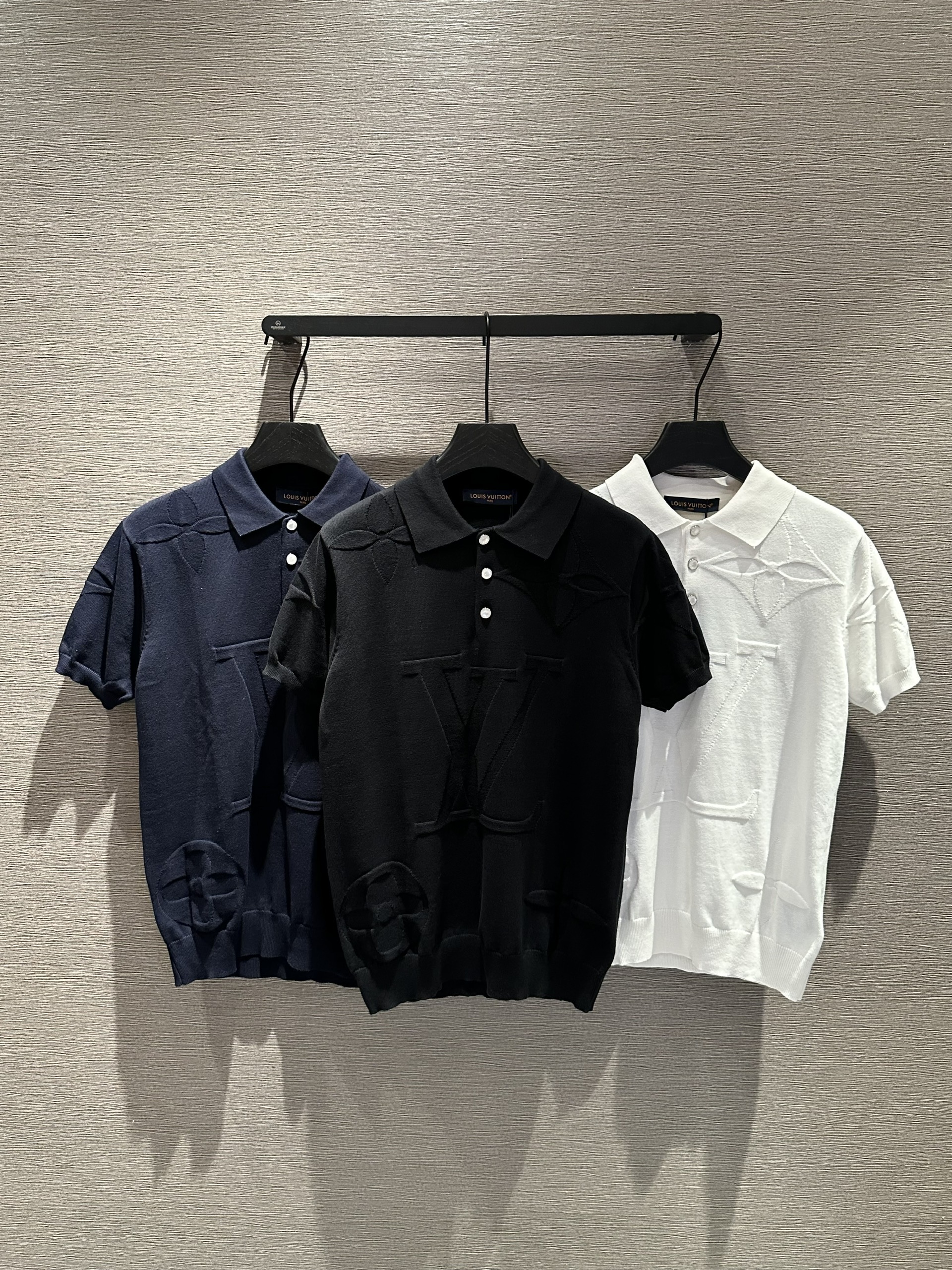 Áo polo Louis Vuitton LV họa tiết hoa vân logo LV dập nổi Like Auth 1-1 on web VTN