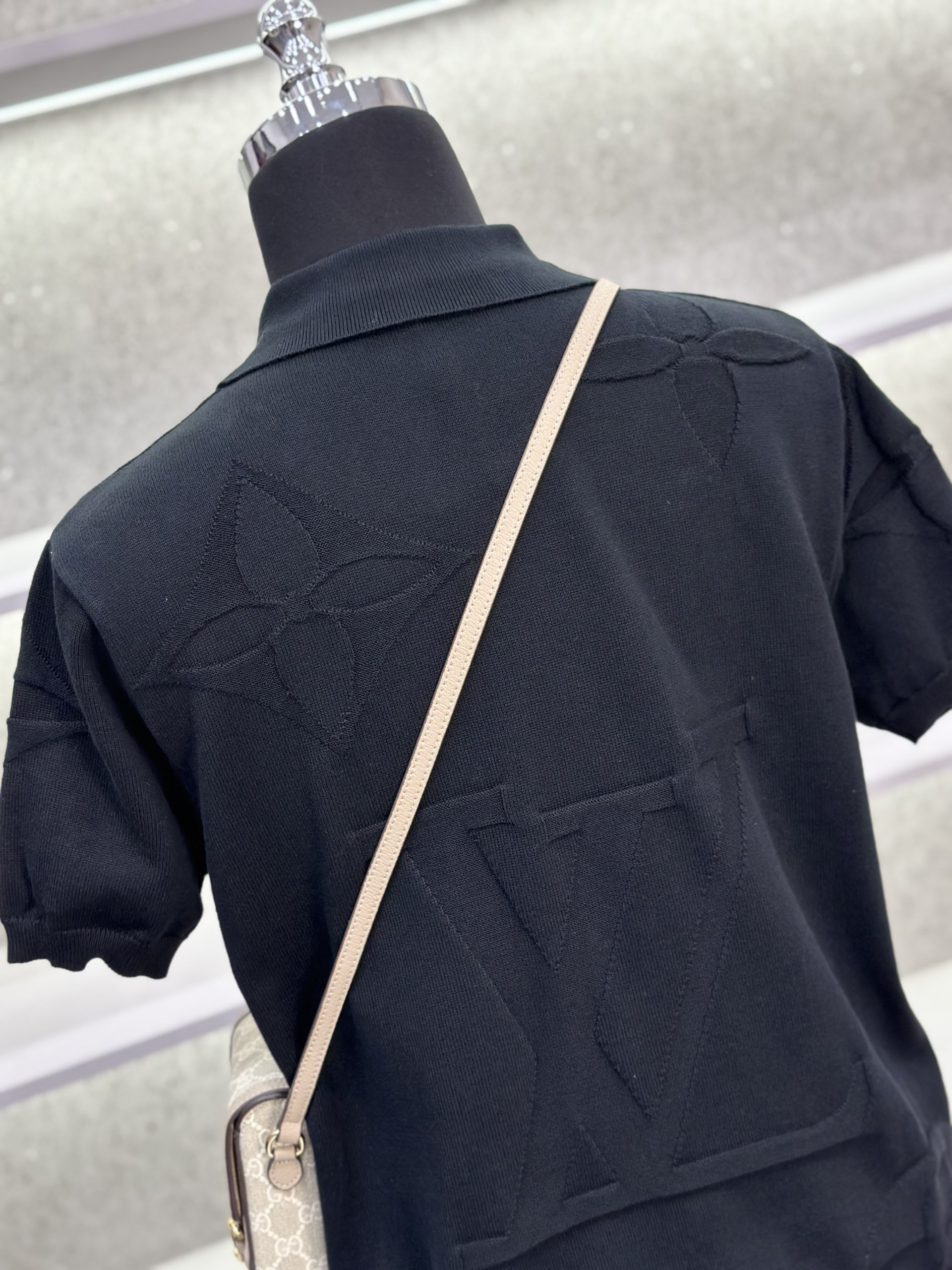 Áo polo Louis Vuitton LV họa tiết hoa vân logo LV dập nổi Like Auth 1-1 on web VTN