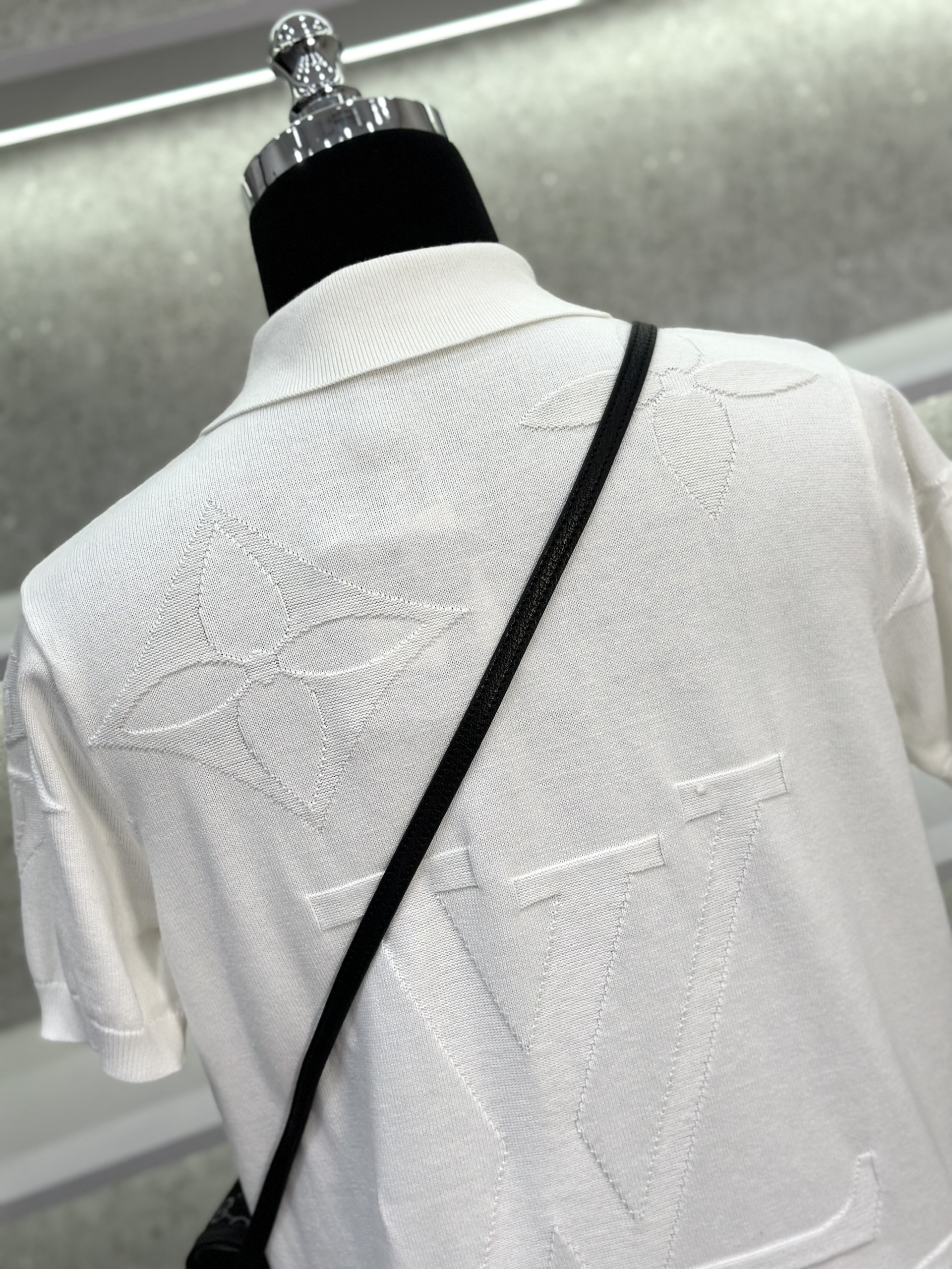 Áo polo Louis Vuitton LV họa tiết hoa vân logo LV dập nổi Like Auth 1-1 on web VTN