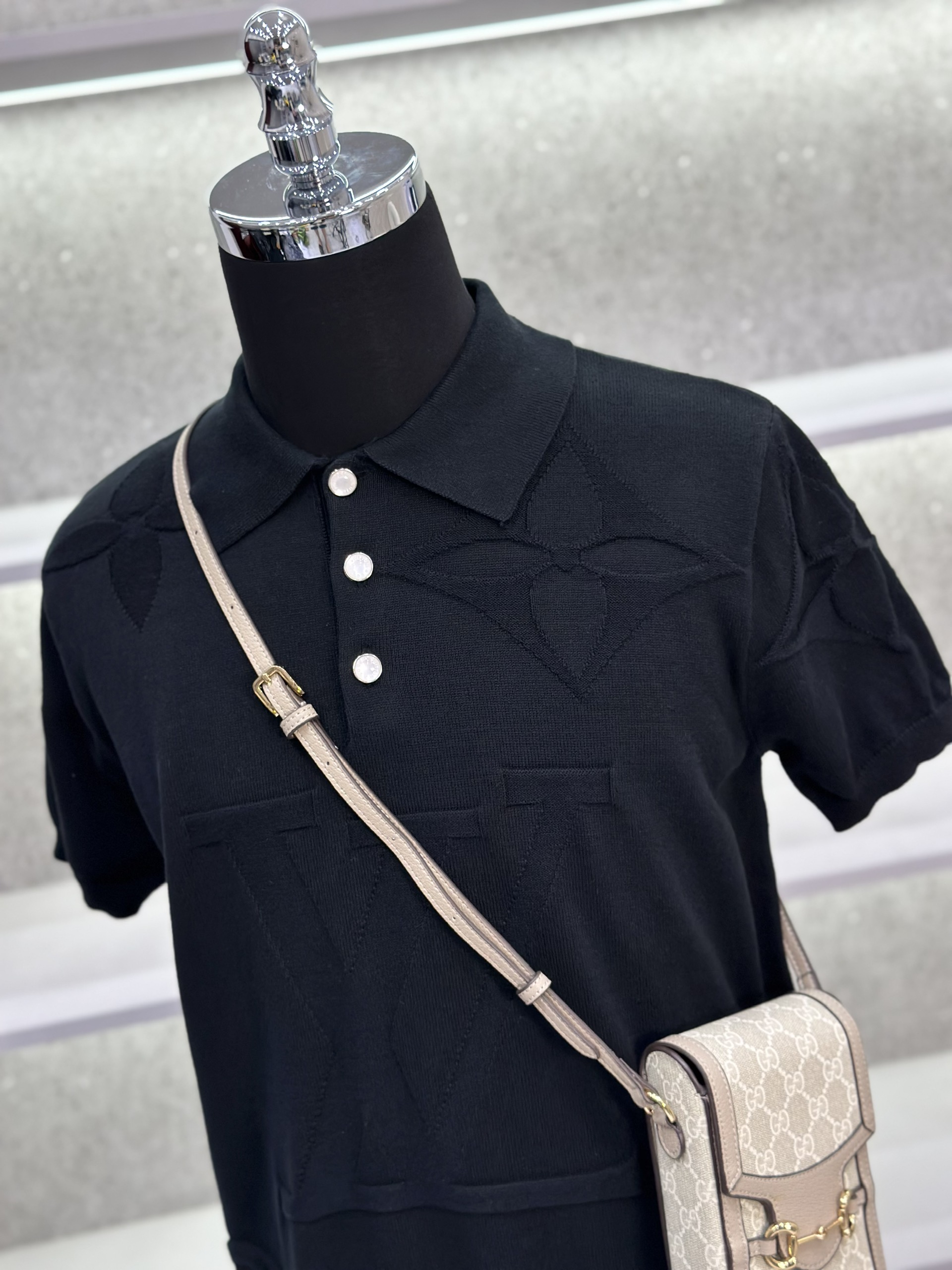 Áo polo Louis Vuitton LV họa tiết hoa vân logo LV dập nổi Like Auth 1-1 on web VTN