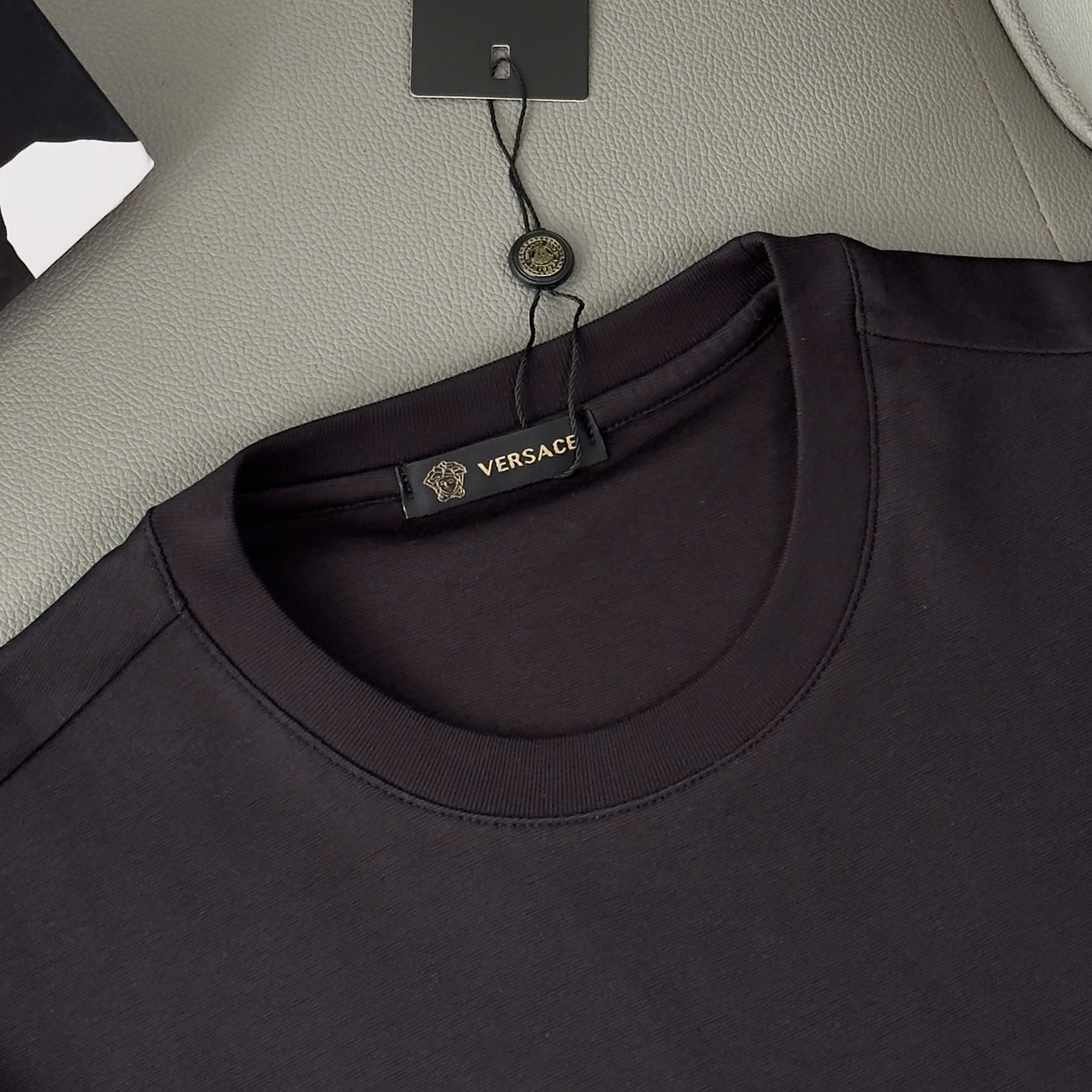 Áo phông T shirt Versace VS logo thêu mặt quỷ Medusa Like Auth M-XL DDT\Đen