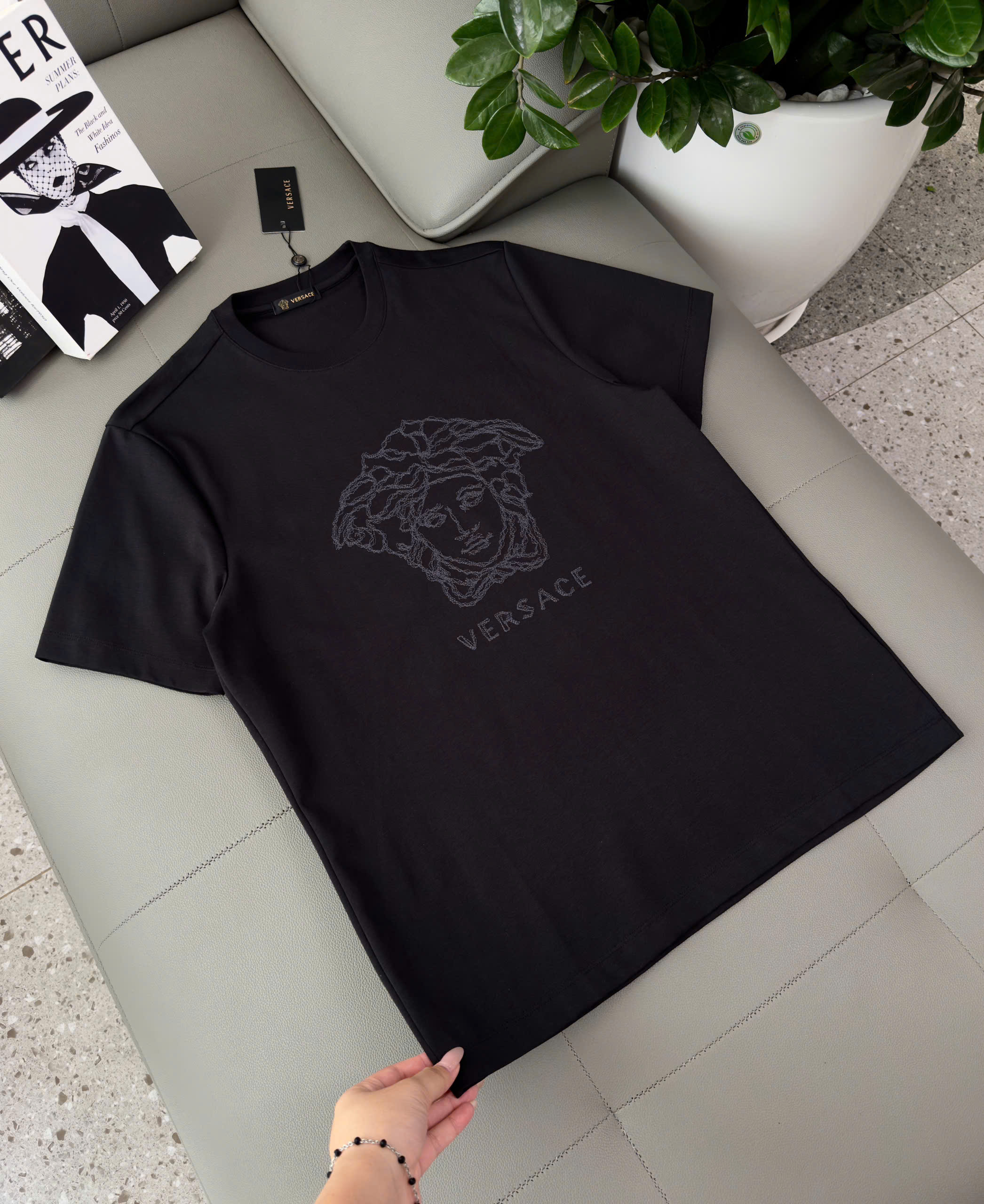 Áo phông T shirt Versace VS logo thêu mặt quỷ Medusa Like Auth M-XL DDT\Đen