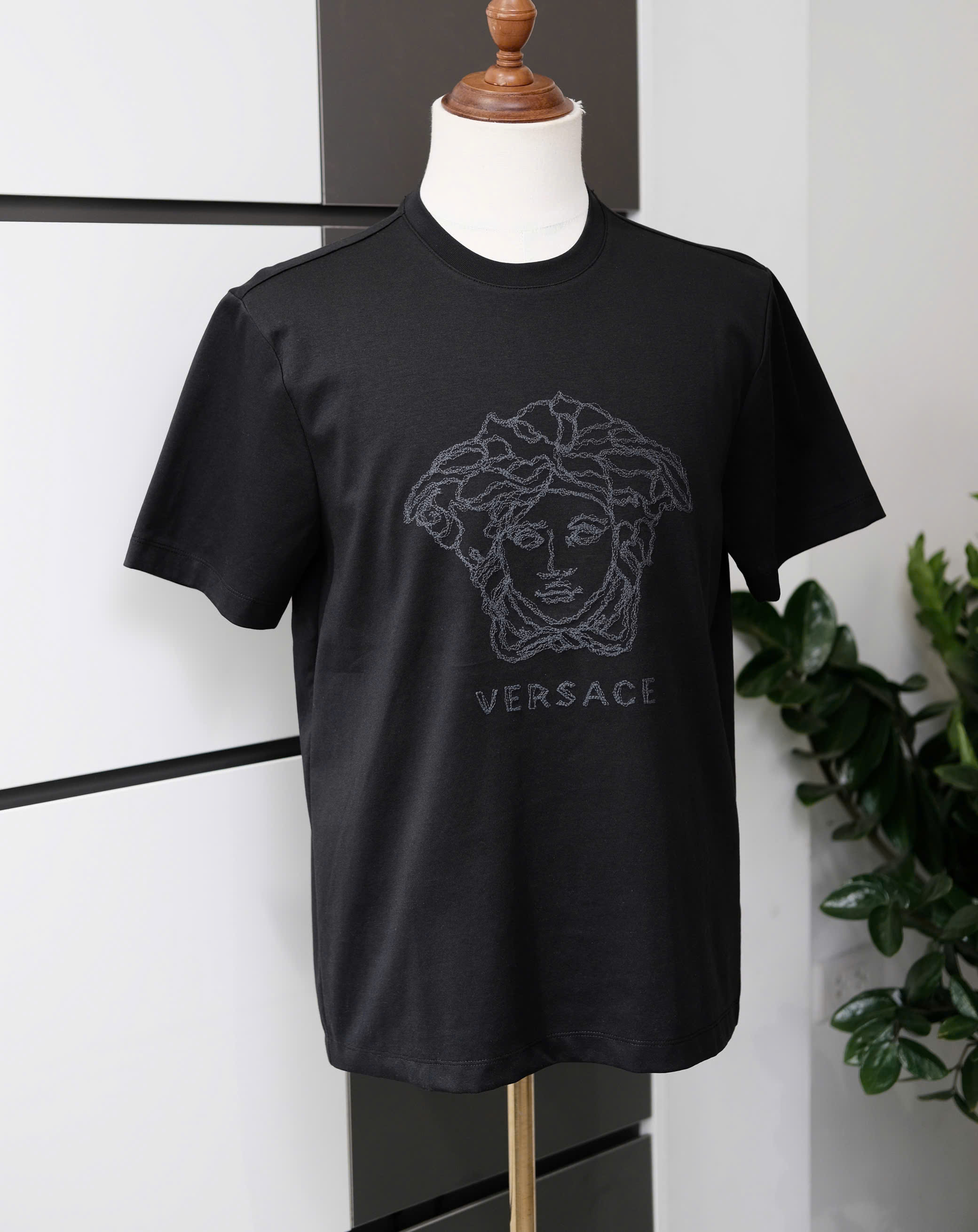 Áo phông T shirt Versace VS logo thêu mặt quỷ Medusa Like Auth M-XL DDT\Đen