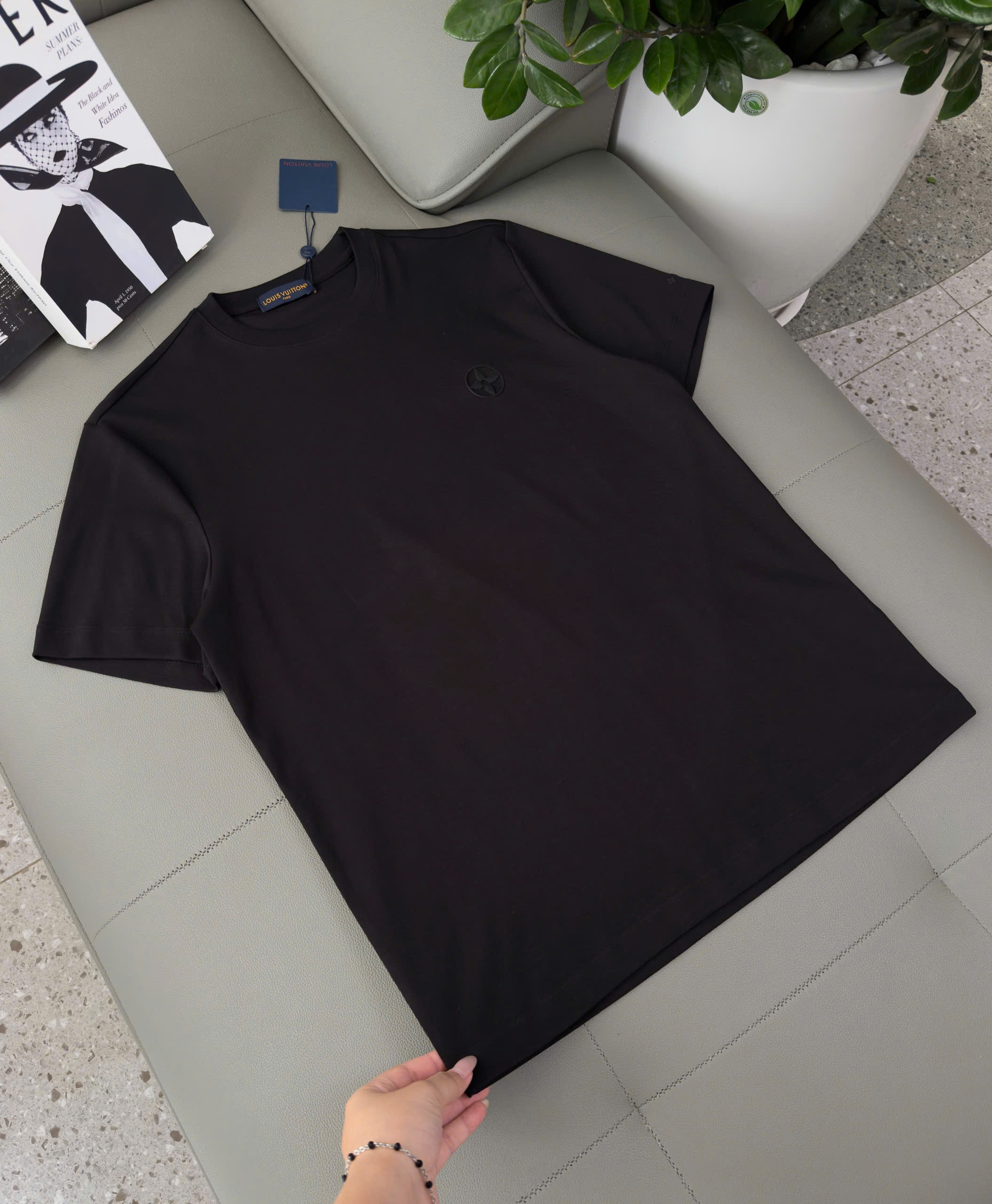 Áo phông T shirt Louis Vuitton LV ngực thêu hoa Like Auth M-XL DDT\Đen