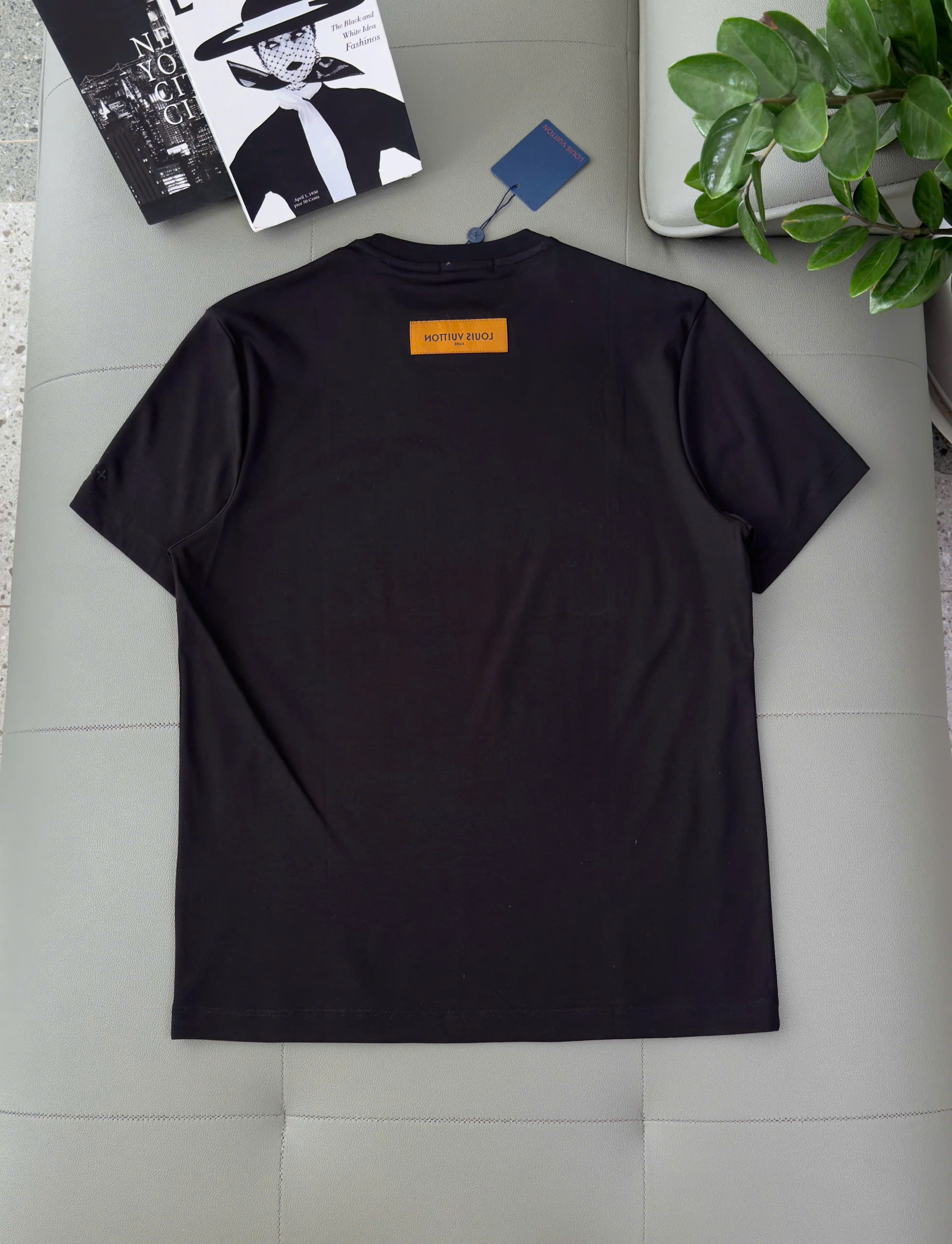 Áo phông T shirt Louis Vuitton LV ngực thêu hoa Like Auth M-XL DDT\Đen