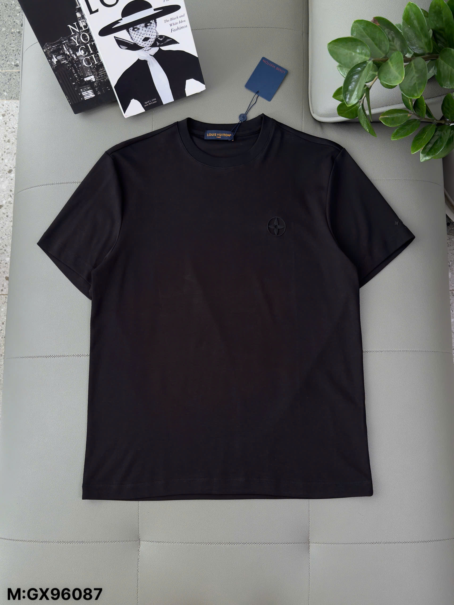 Áo phông T shirt Louis Vuitton LV ngực thêu hoa Like Auth M-XL DDT\Đen