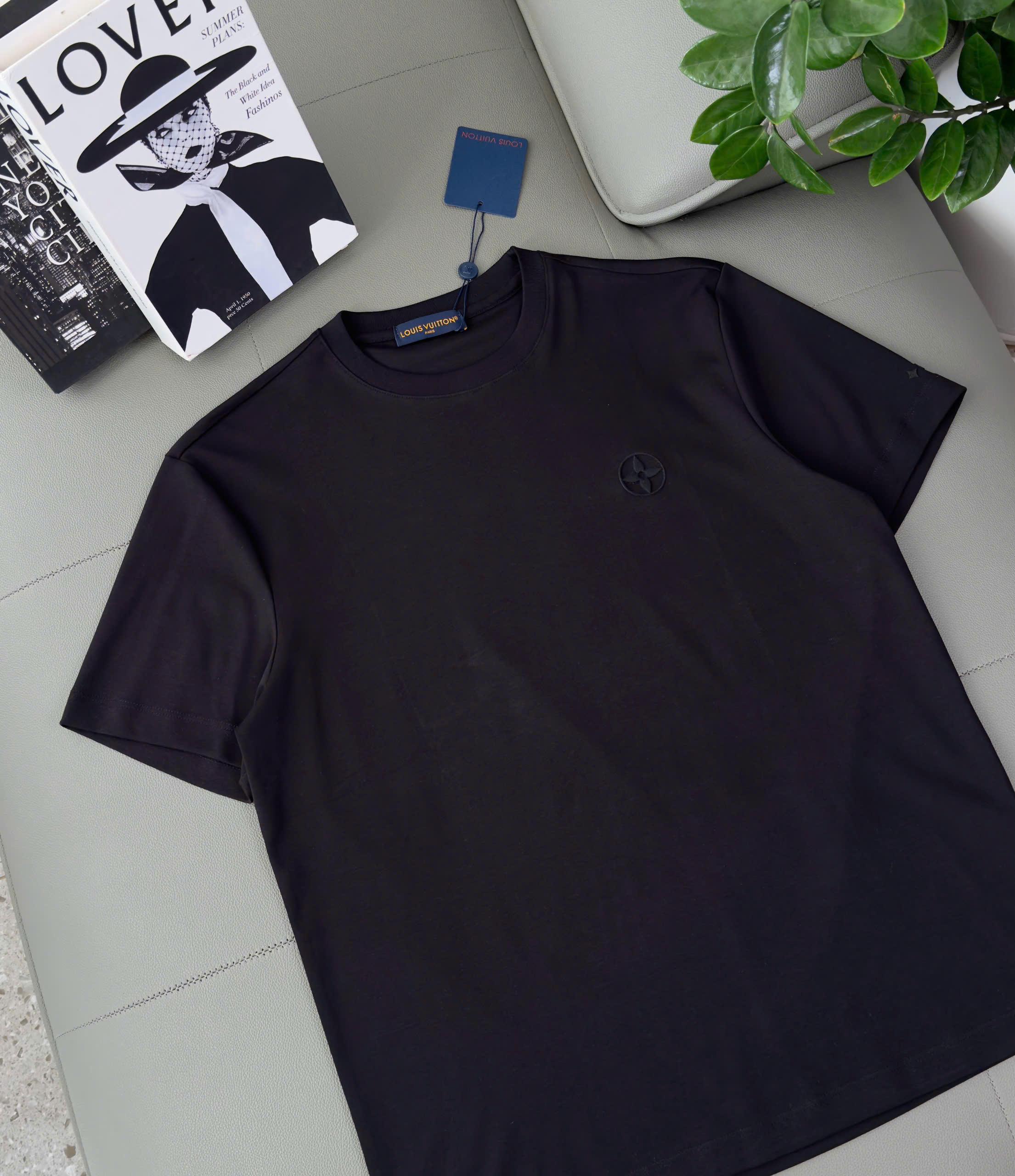 Áo phông T shirt Louis Vuitton LV ngực thêu hoa Like Auth M-XL DDT\Đen