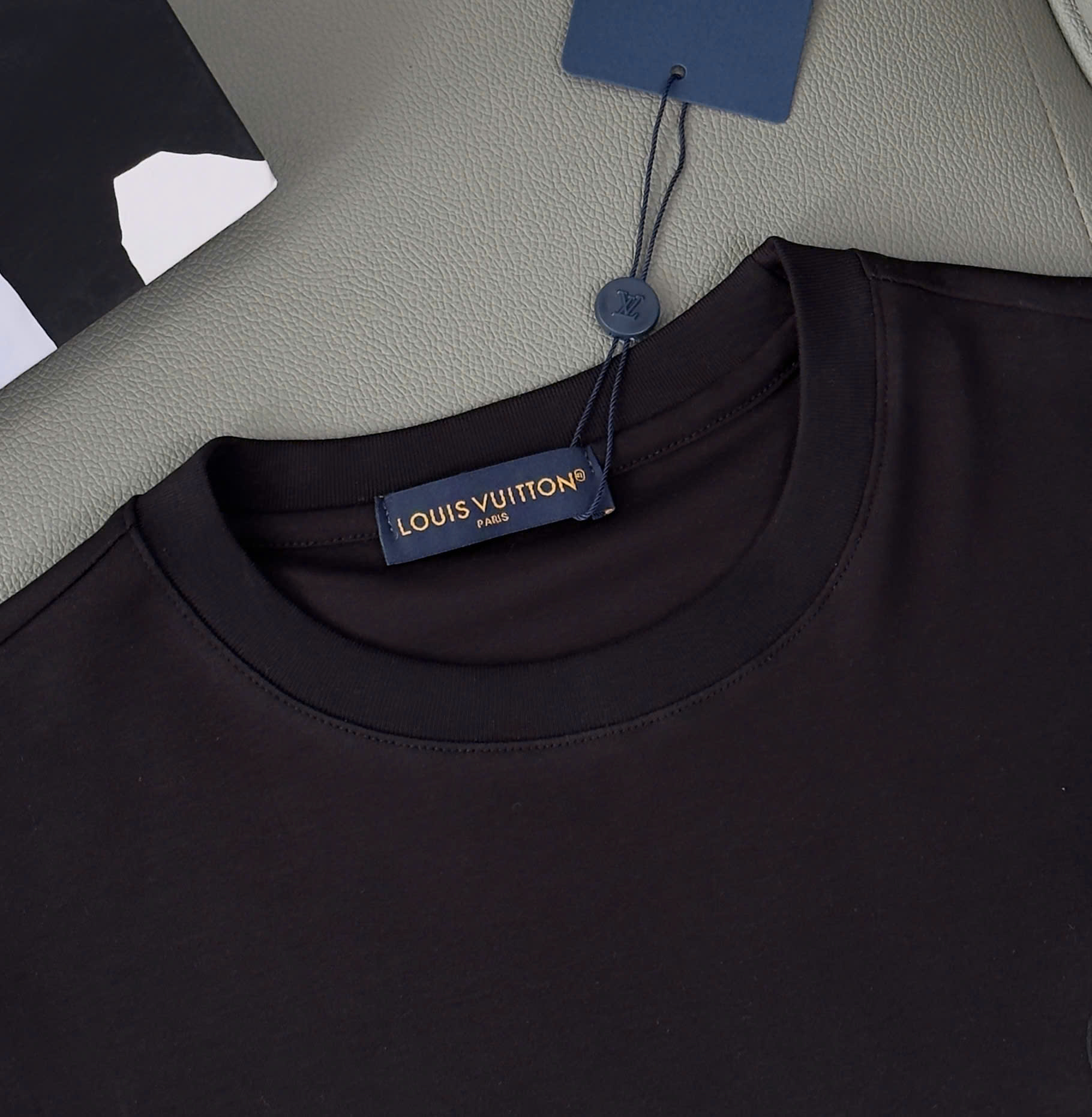 Áo phông T shirt Louis Vuitton LV ngực thêu hoa Like Auth M-XL DDT\Đen