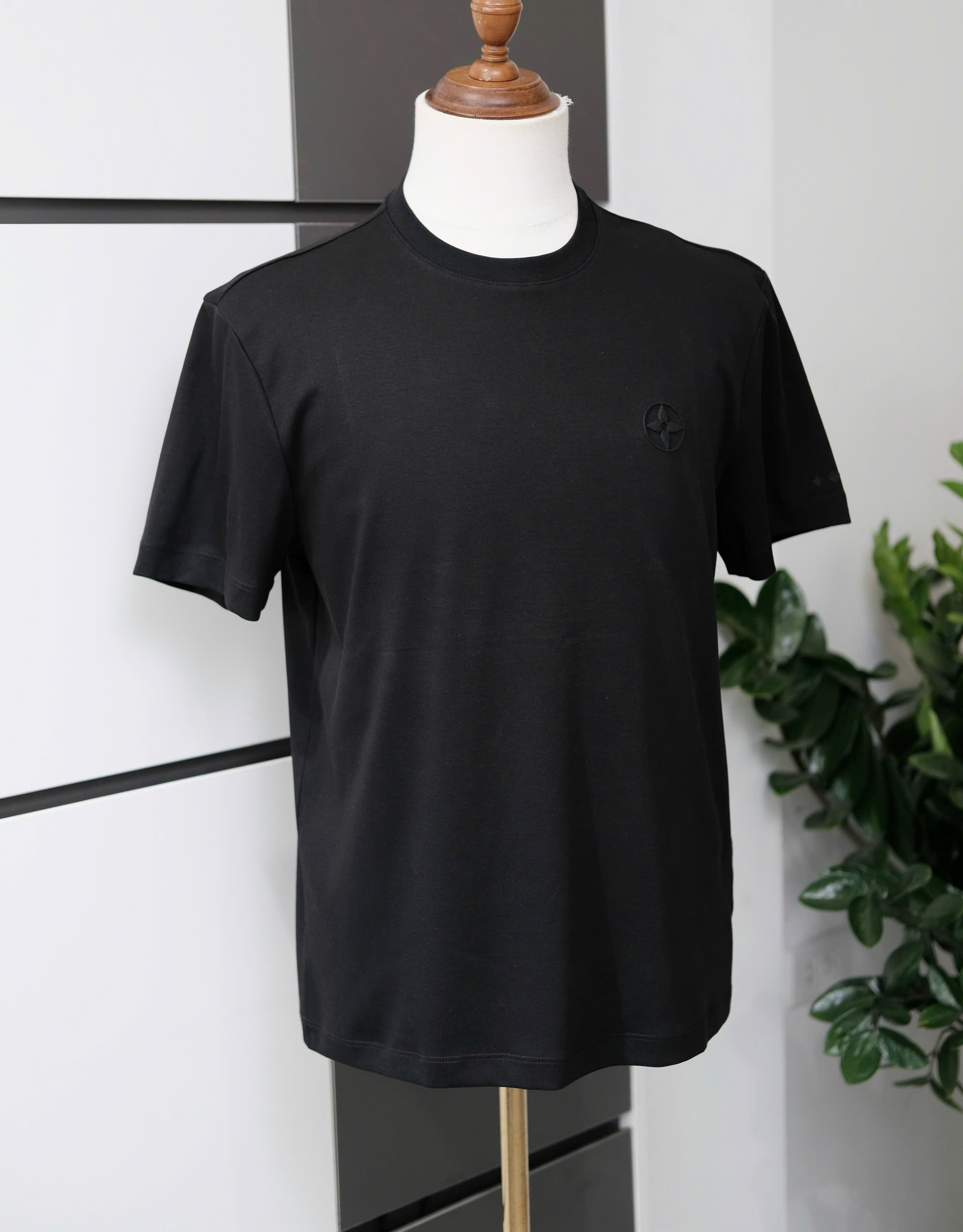 Áo phông T shirt Louis Vuitton LV ngực thêu hoa Like Auth M-XL DDT\Đen