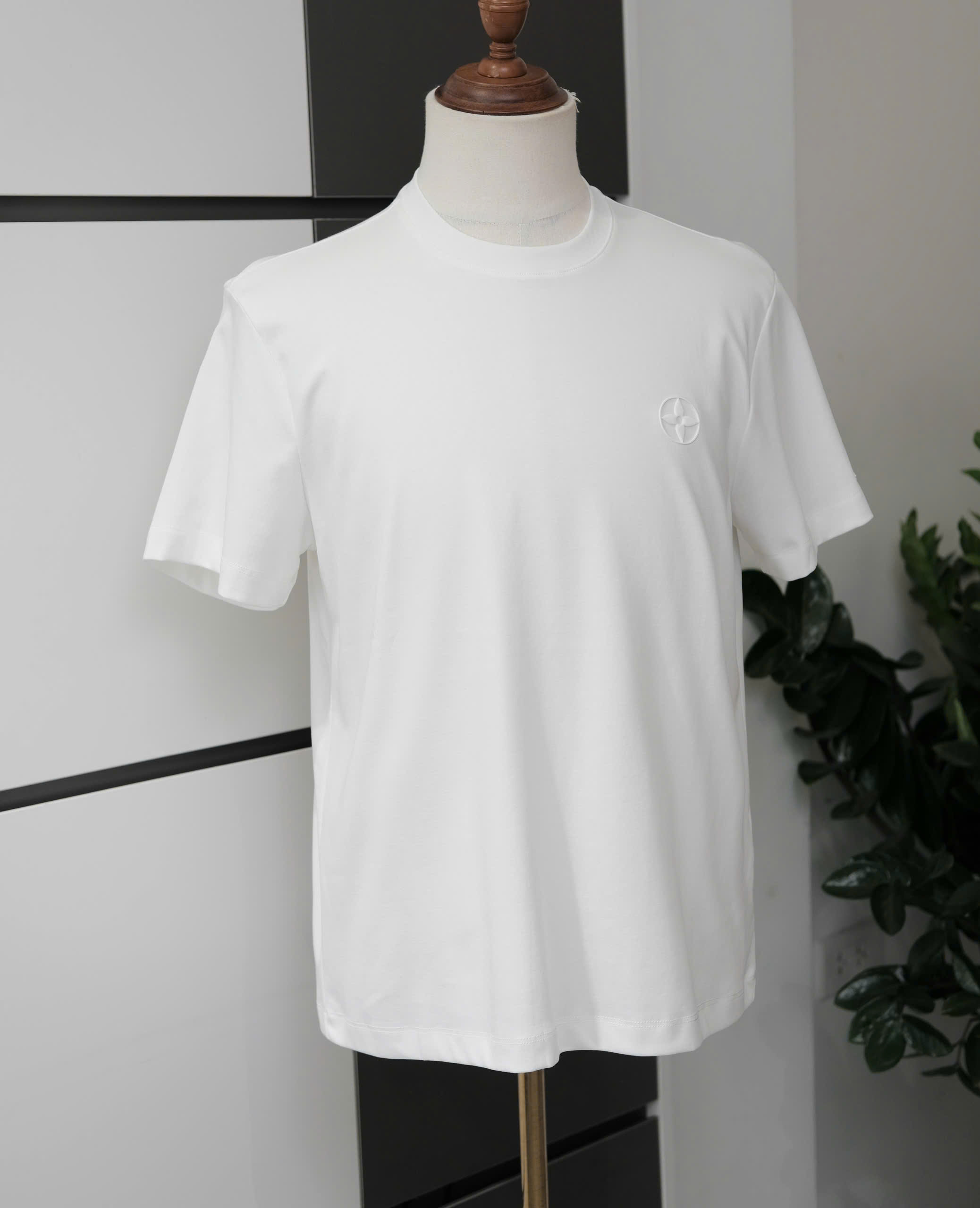 Áo phông T shirt Louis Vuitton LV ngực thêu hoa Like Auth M-XL DDT\Trắng