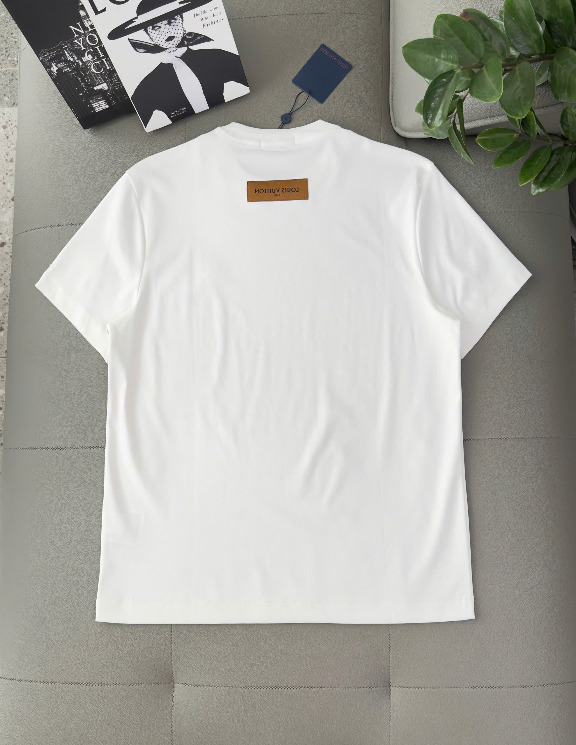 Áo phông T shirt Louis Vuitton LV ngực thêu hoa Like Auth M-XL DDT\Trắng
