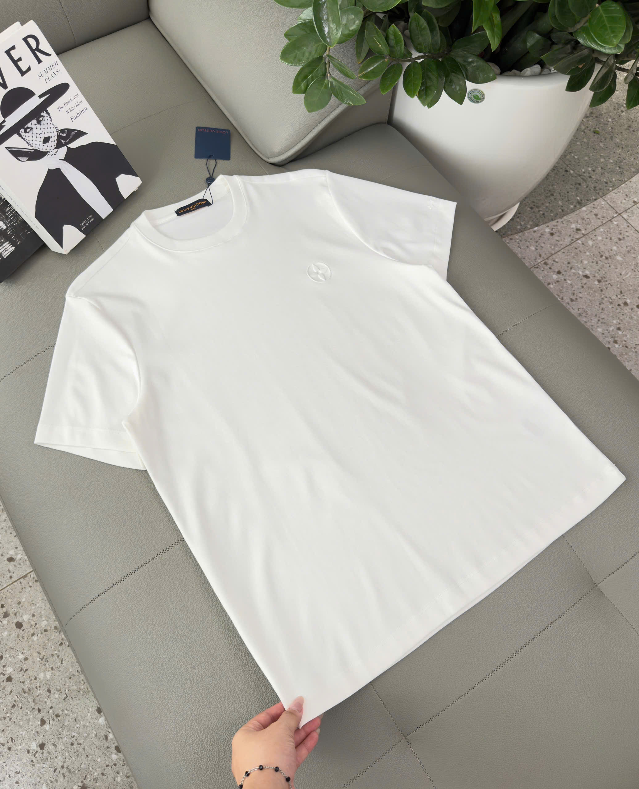 Áo phông T shirt Louis Vuitton LV ngực thêu hoa Like Auth M-XL DDT\Trắng