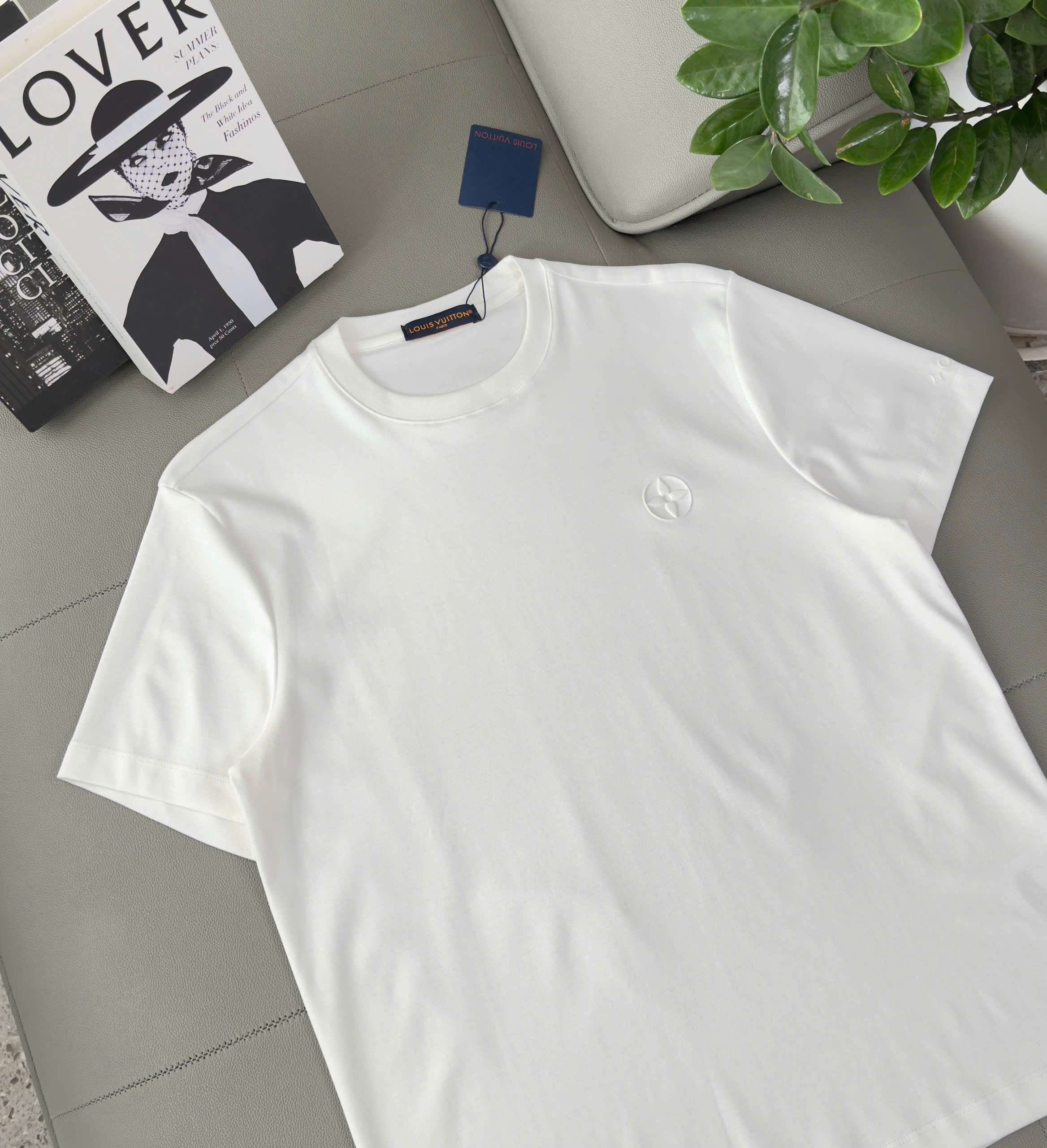 Áo phông T shirt Louis Vuitton LV ngực thêu hoa Like Auth M-XL DDT\Trắng