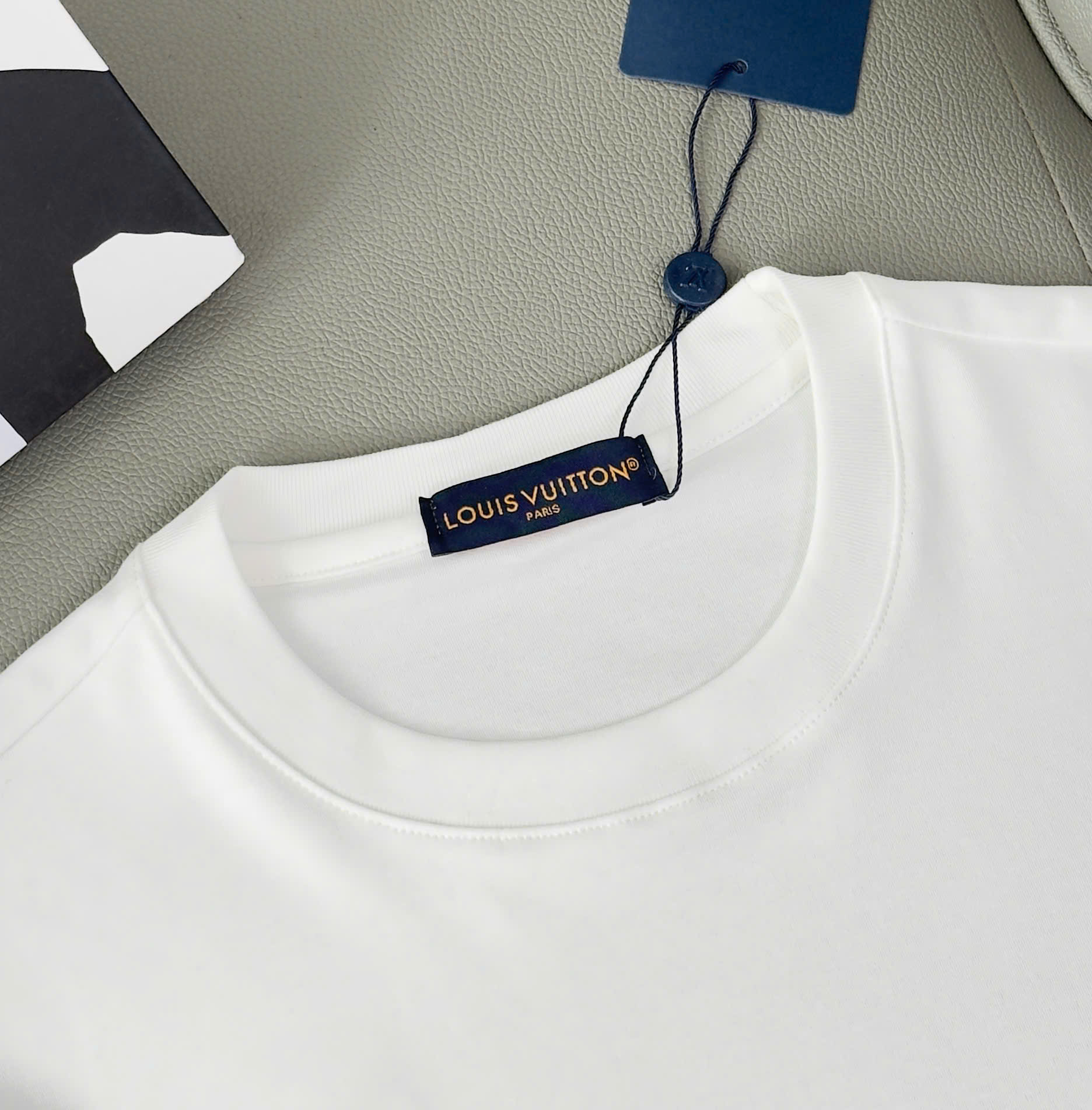 Áo phông T shirt Louis Vuitton LV ngực thêu hoa Like Auth M-XL DDT\Trắng