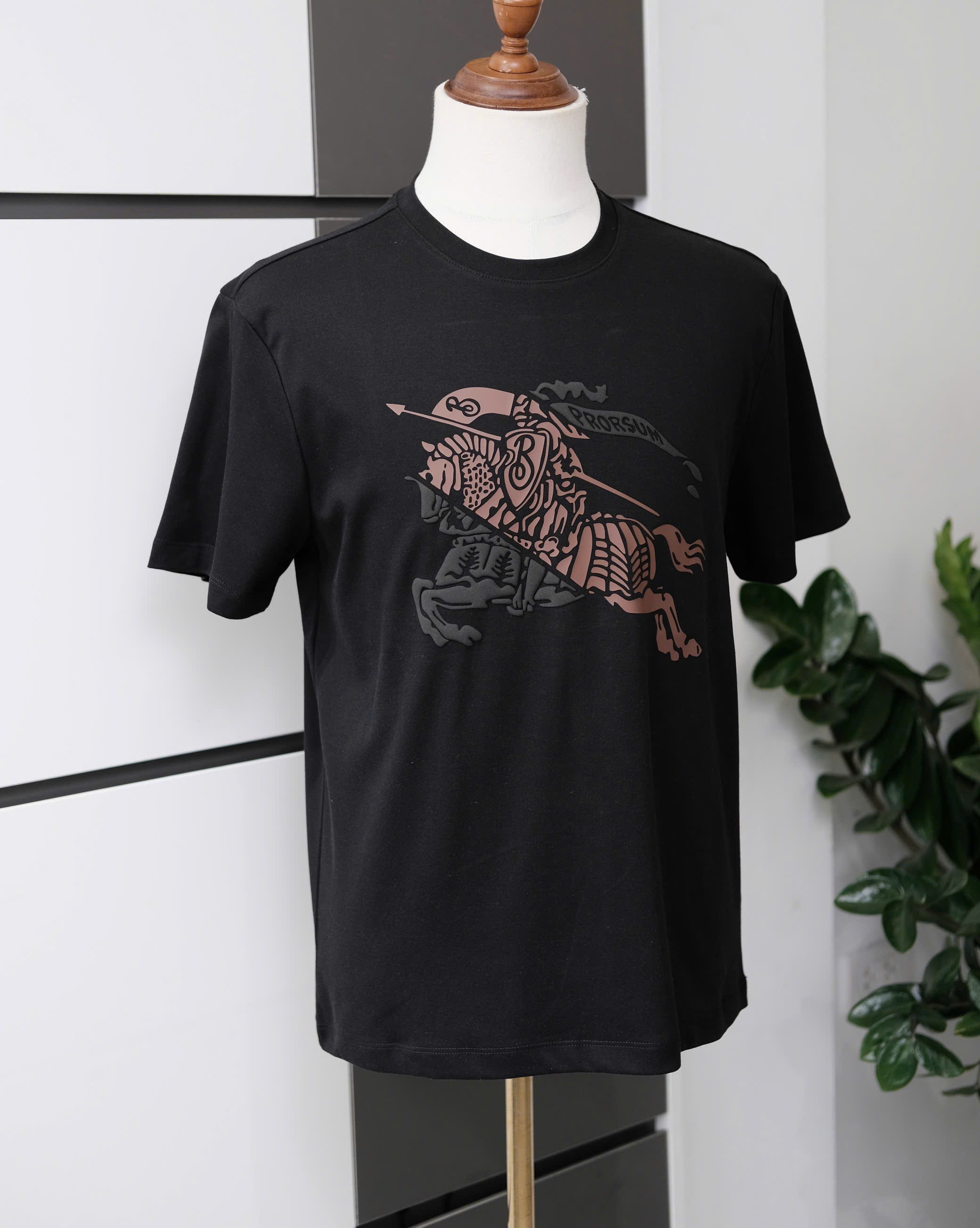 Áo phông T shirt Burberry BBR ngực thêu kỵ sỹ ngựa bay Like Auth M-XL DDT\Đen