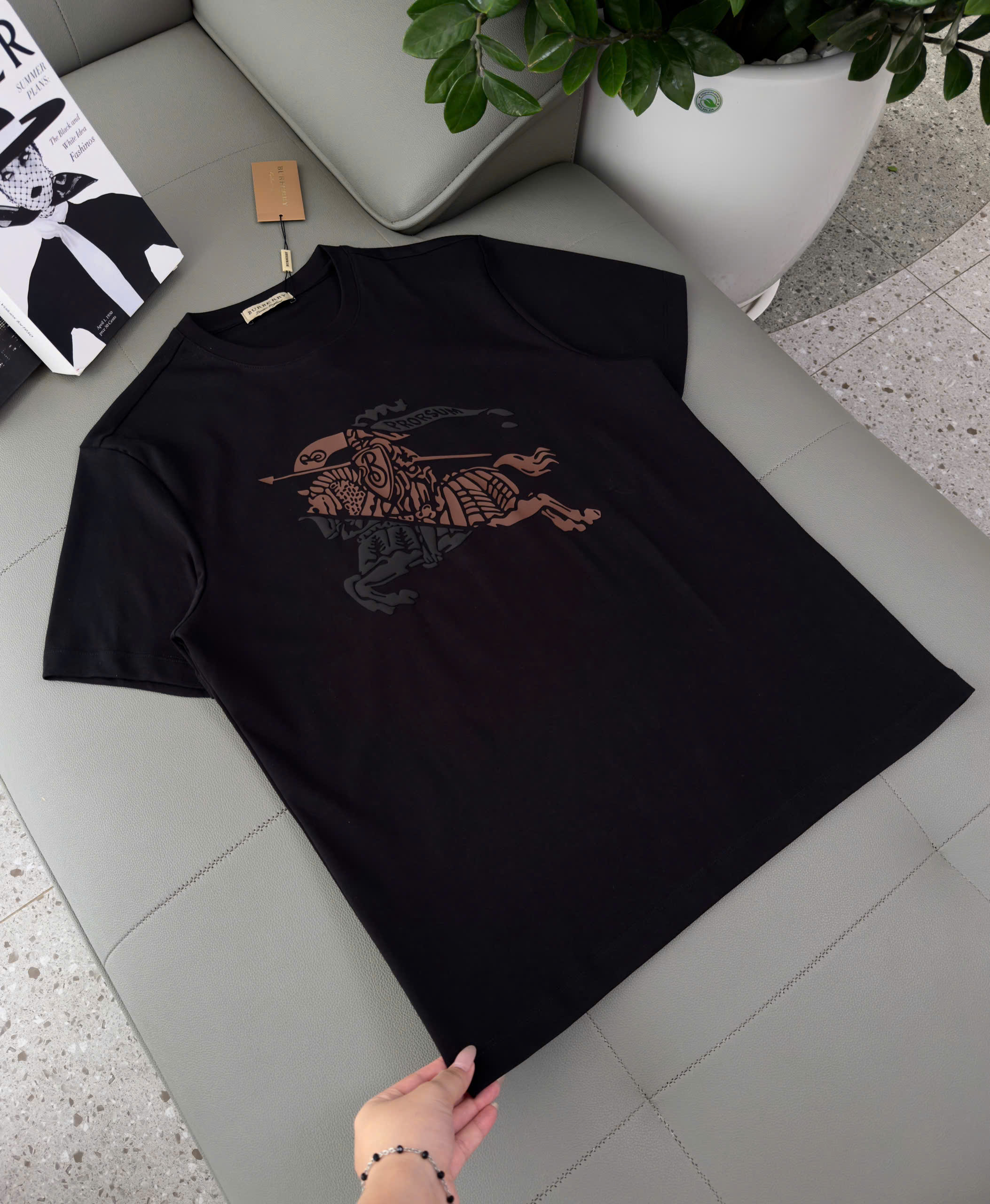 Áo phông T shirt Burberry BBR ngực thêu kỵ sỹ ngựa bay Like Auth M-XL DDT\Đen