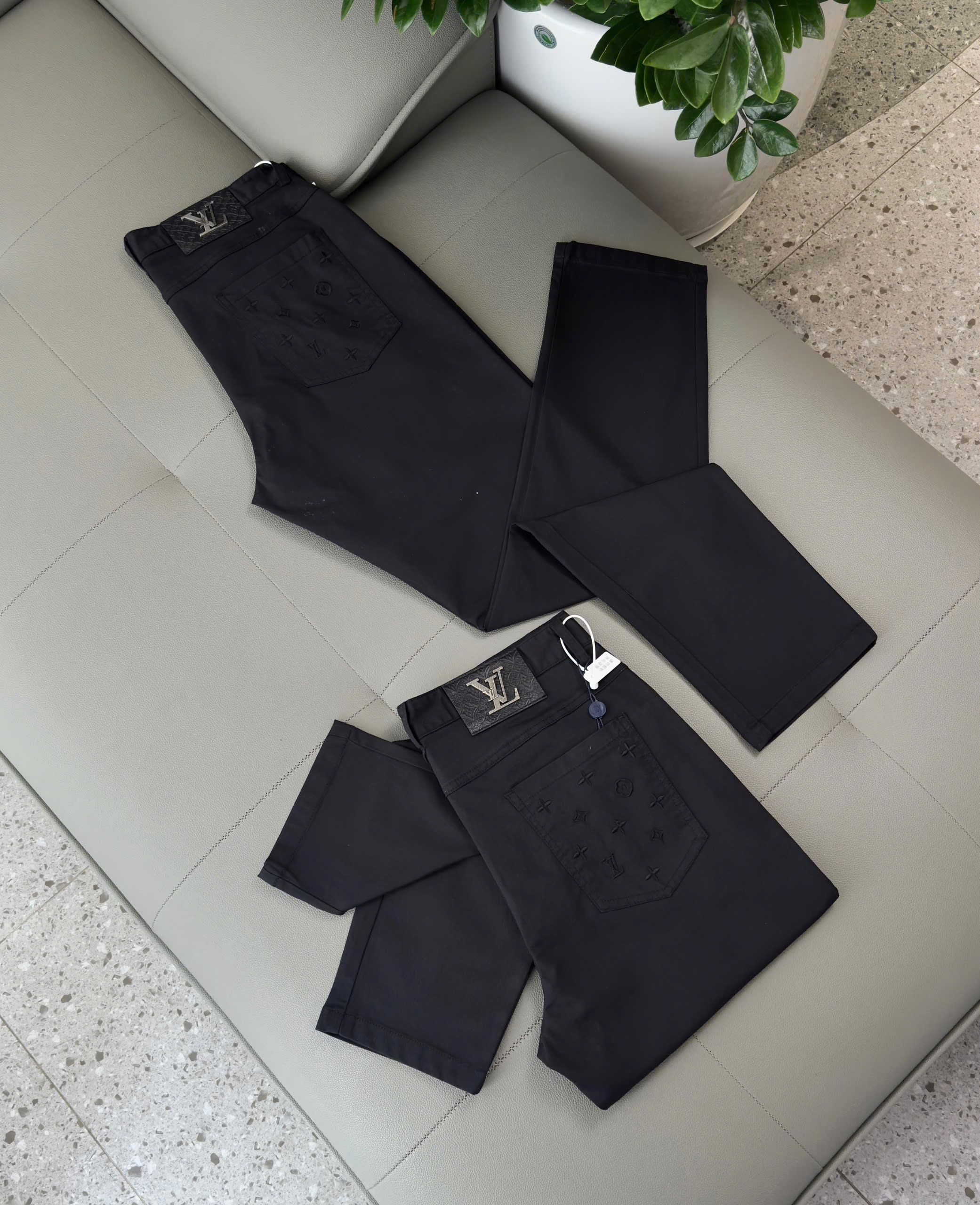 Quần kaki Louis Vuitton LV Đen thêu monogram túi sau Like Auth 28-36 DDT