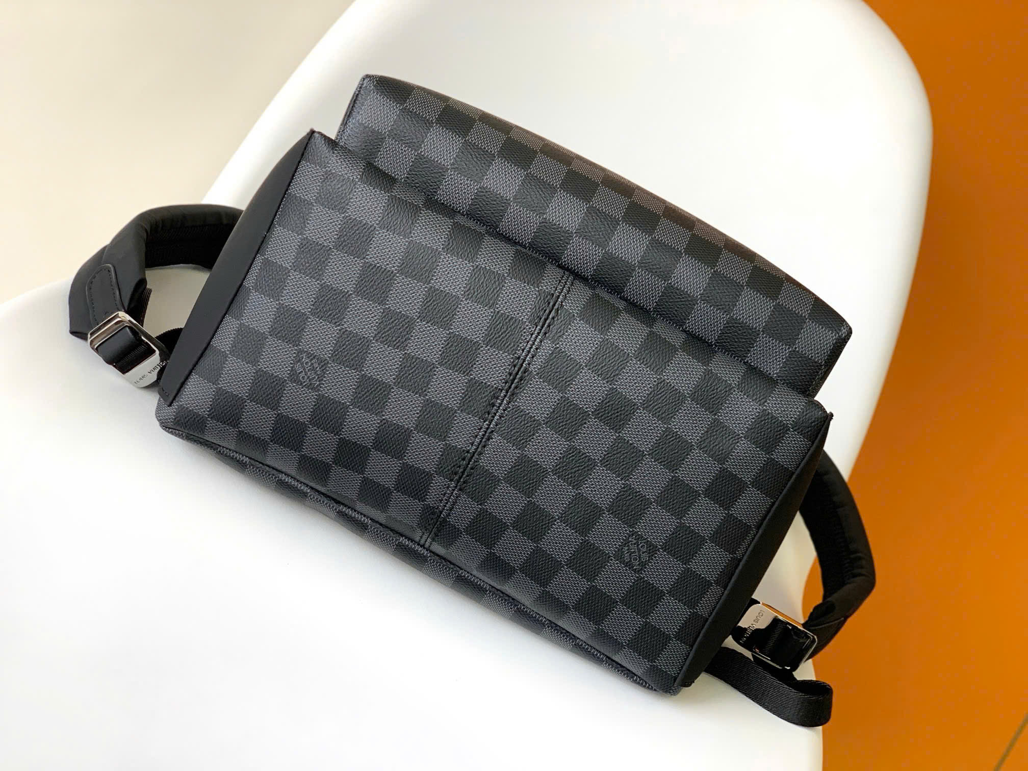 Balo Louis Vuitton LV Discovery Backpack PM Monogram Eclipse Canvas Caro Like Auth 29x38x20 PLD