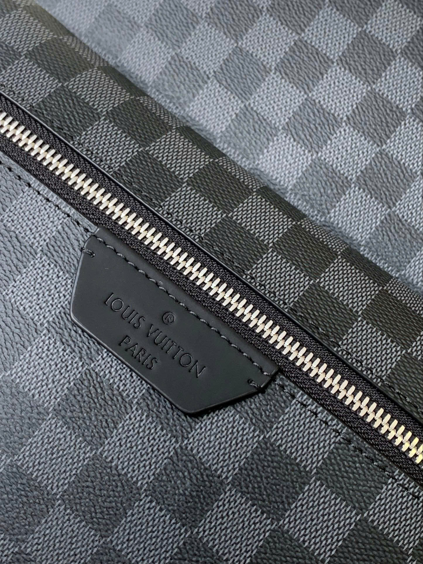 Balo Louis Vuitton LV Discovery Backpack PM Monogram Eclipse Canvas Caro Like Auth 29x38x20 PLD
