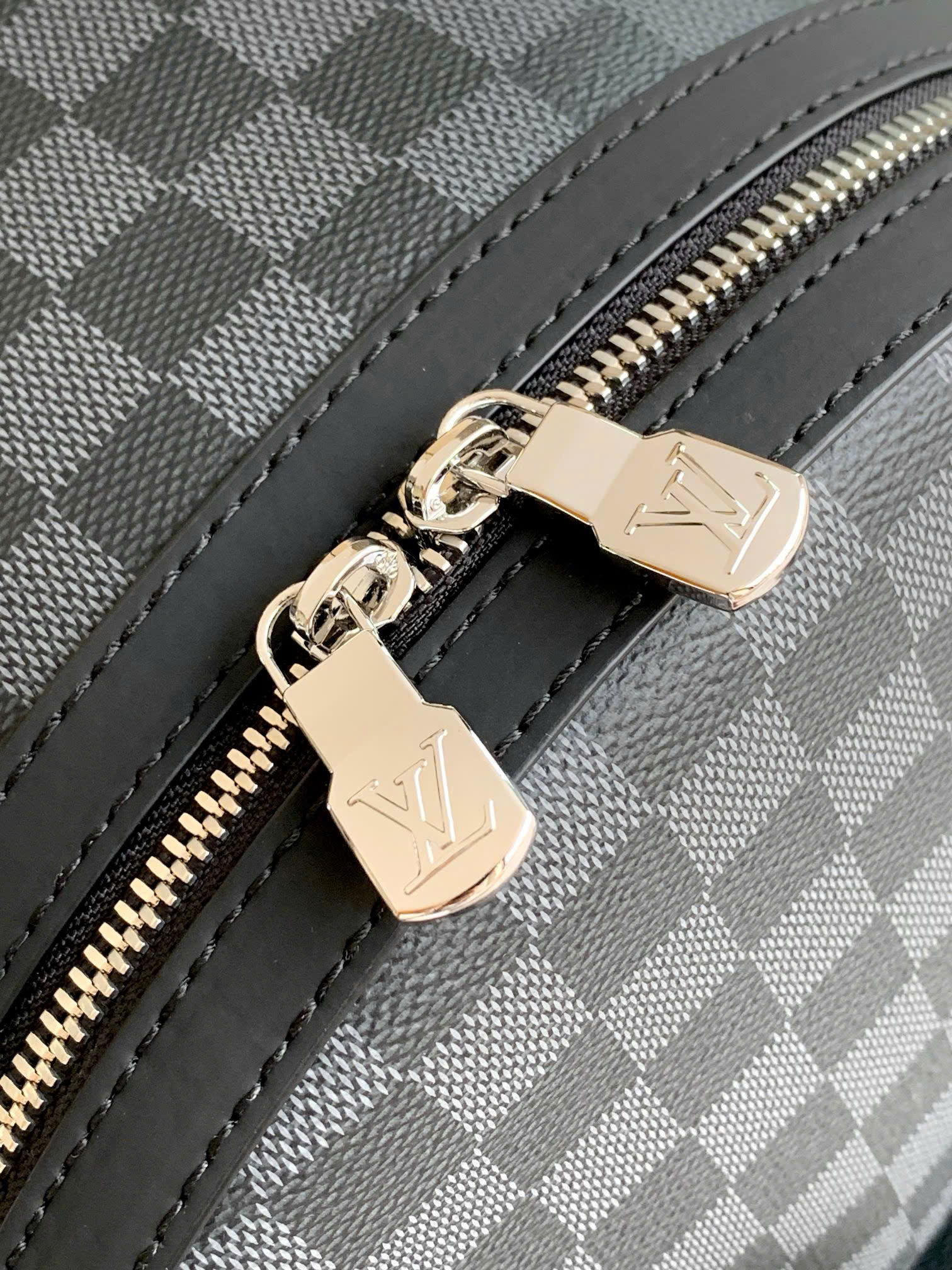 Balo Louis Vuitton LV Discovery Backpack PM Monogram Eclipse Canvas Caro Like Auth 29x38x20 PLD