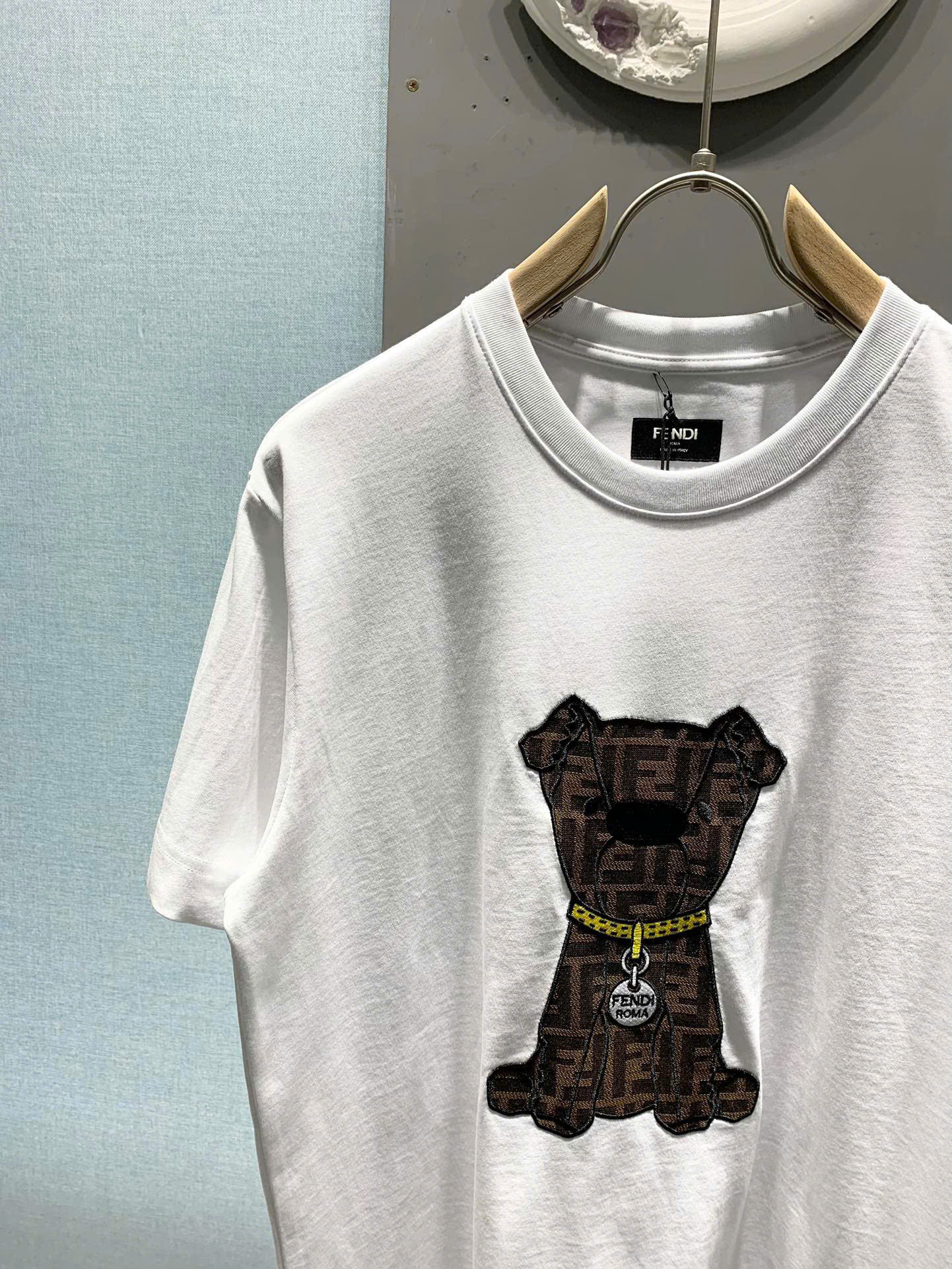 Áo phông T shirt Fendi Roma FD logo wash hình Cún đeo vòng ngực Like Auth S-L DDT