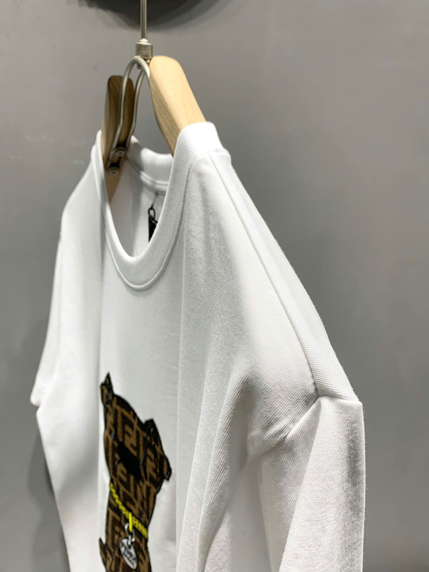 Áo phông T shirt Fendi Roma FD logo wash hình Cún đeo vòng ngực Like Auth S-L DDT