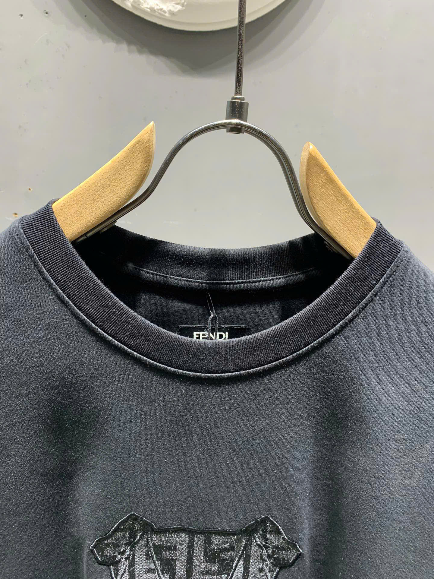 Áo phông T shirt Fendi Roma FD logo wash hình Cún đeo vòng ngực Like Auth S-L DDT