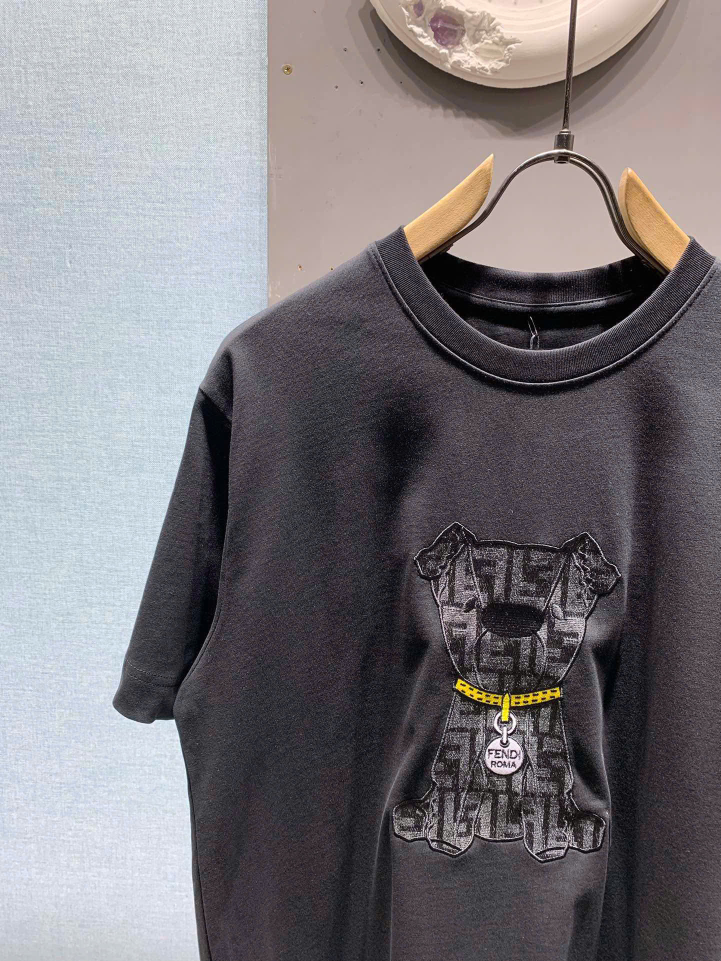 Áo phông T shirt Fendi Roma FD logo wash hình Cún đeo vòng ngực Like Auth S-L DDT