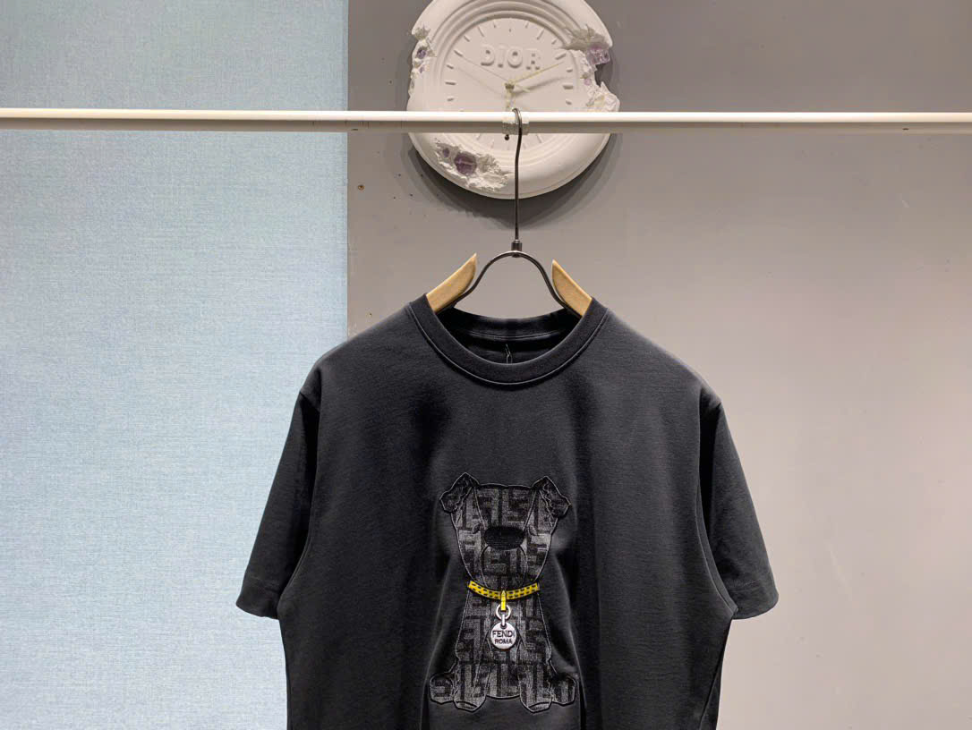 Áo phông T shirt Fendi Roma FD logo wash hình Cún đeo vòng ngực Like Auth S-L DDT